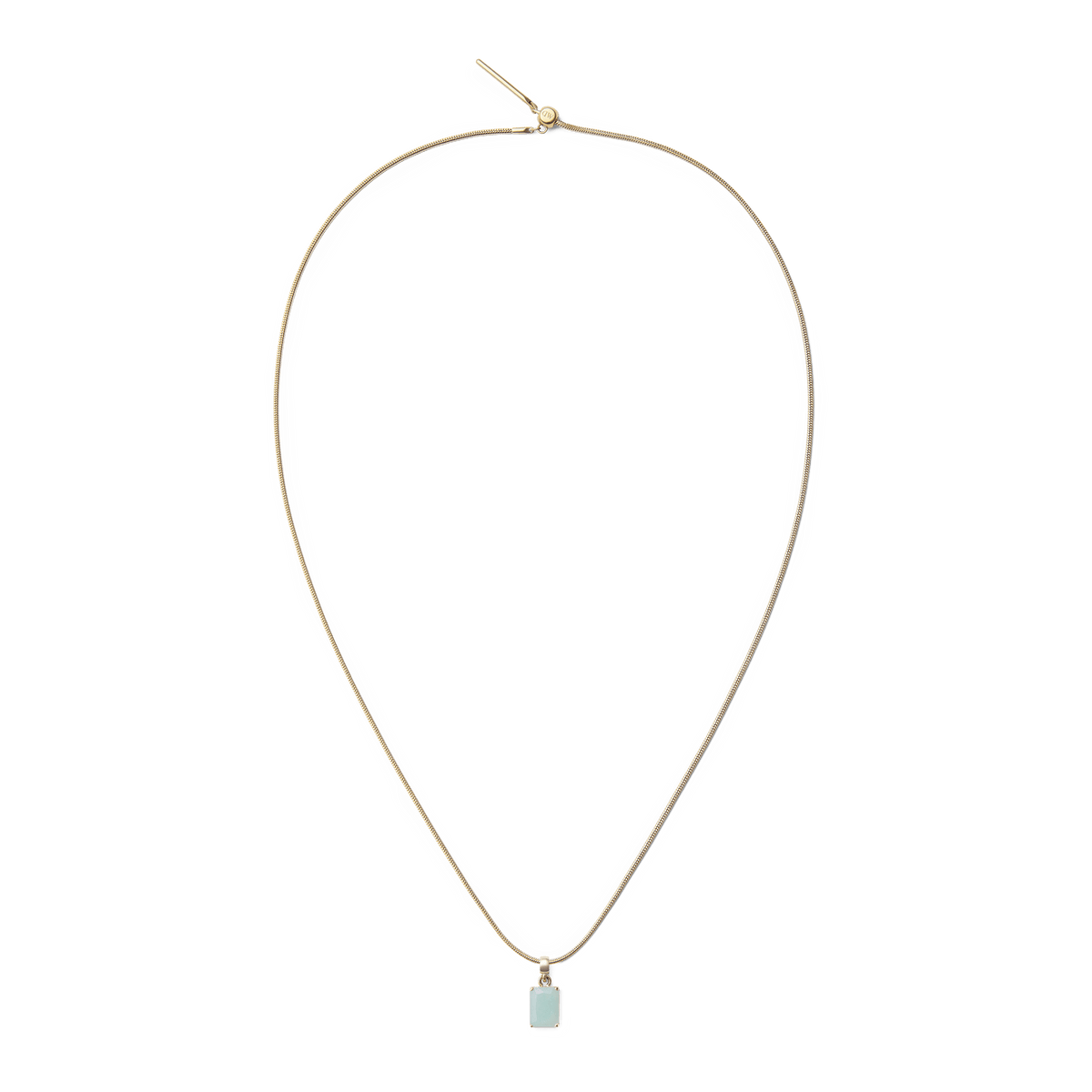 ゴールドのスネークチェーンネックレスに、Amazonite Octagon Gold Charmを合わせたコーディネートです。細身のチェーンの先端に、ブルーグリーンの天然石チャームが下がり、シンプルながらも胸元に彩りを添えます。
