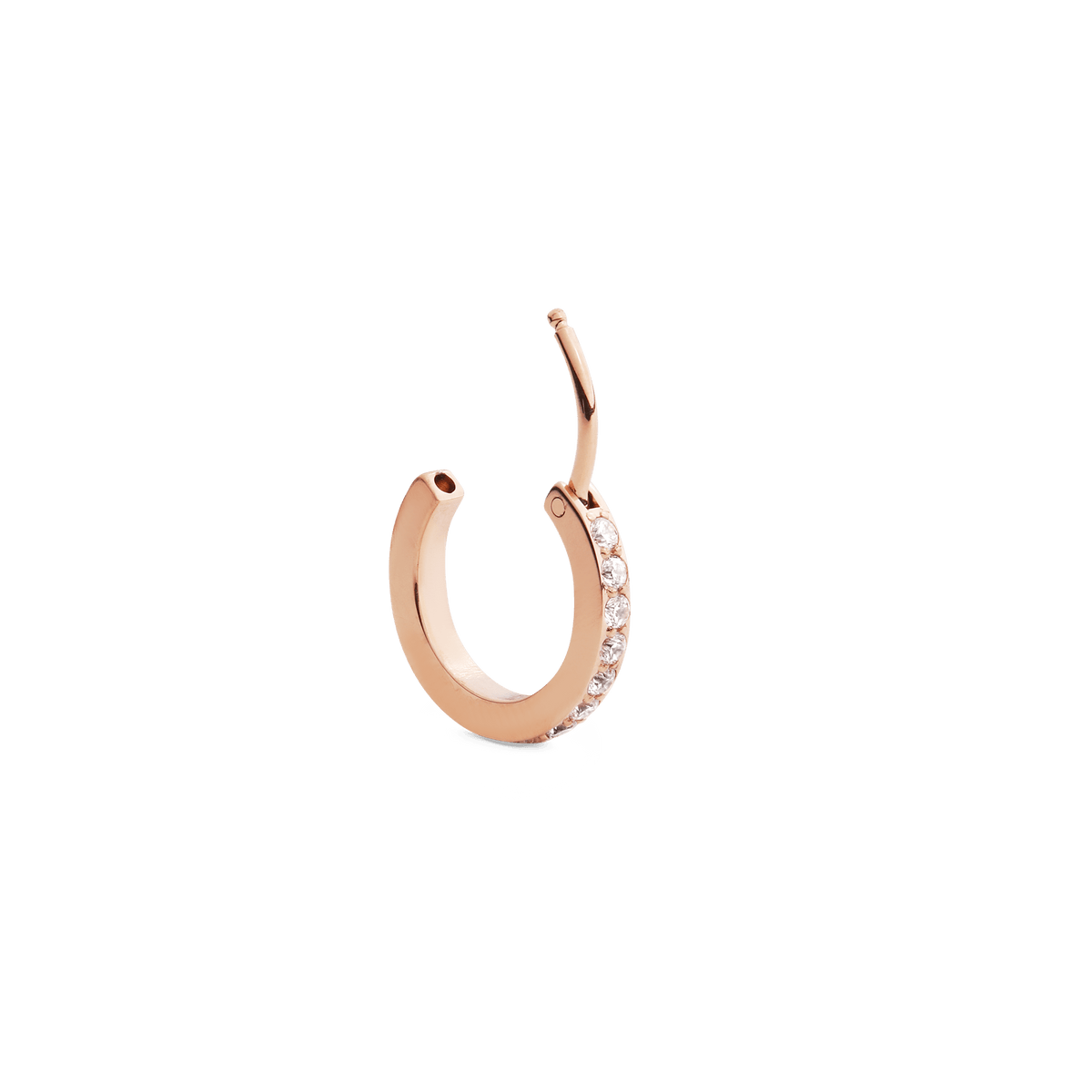 ローズゴールドのCrystal Hoop Earringをヒンジ部分を開いた状態で撮影した単品写真です。滑らかな内側の質感と、外周に並ぶキュービックジルコニアの輝きが際立つアングルとなっています。