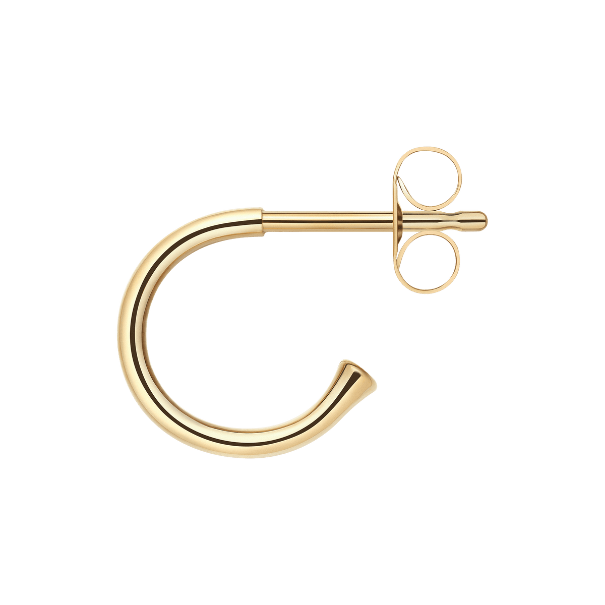 ダニエルウェリントンのCharms Earrings Goldをクローズアップ。光沢のあるゴールドのC字フープと、バタフライ式の留め具が白背景に映えるディテールです。