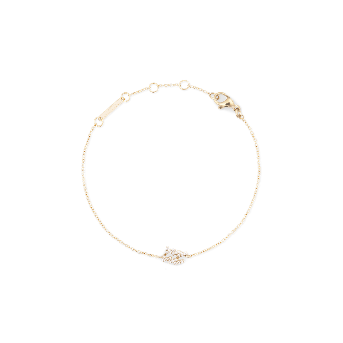 白背景に広げた蟹座モデルのCrystal Zodiac Chain Bracelet Goldです。細いゴールドチェーンの手前には、クリスタルで形作られた蟹座のモチーフがあしらわれています。奥側にはブランド刻印プレートやアジャスターリング、ロブスタークラスプが確認できます。