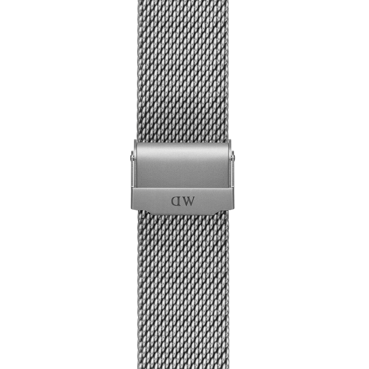Smartwatch Strap Sandblasted Mesh Silverのクラスプ部分をクローズアップした画像です。サンドブラスト加工によるマットなシルバークラスプにはDaniel Wellingtonのロゴが刻印され、316Lステンレススチール製の緻密なメッシュストラップの質感が際立っています。