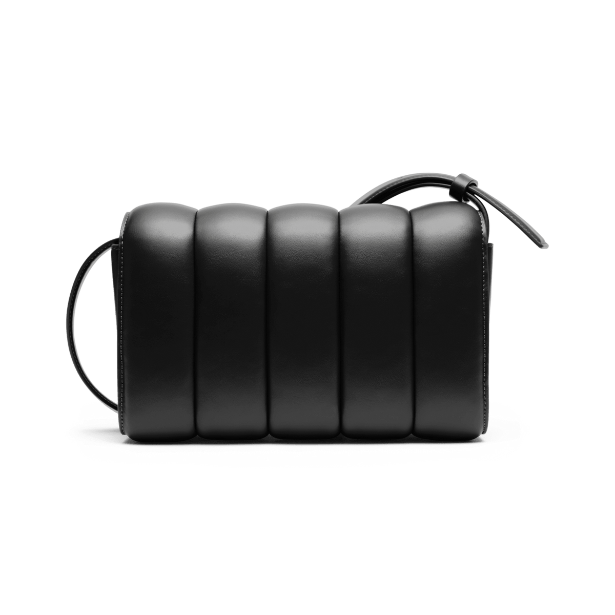 Sadie Bag Blackの背面画像です。ふっくらとした縦パフキルティングのボリューム感が際立ち、滑らかなブラックレザーの質感と丸みを帯びたフォルムがご確認いただけます。