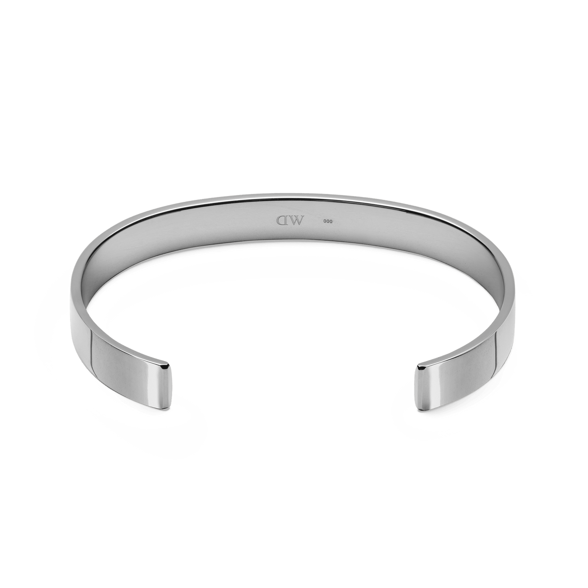 ダニエルウェリントン Line Cuff Polished Silverの内側を捉えたアングルの商品画像です。カフの内面にはブランドロゴの刻印が施され、オープンカフの開口部やエッジの丁寧な仕上げが伝わる一枚となっています。