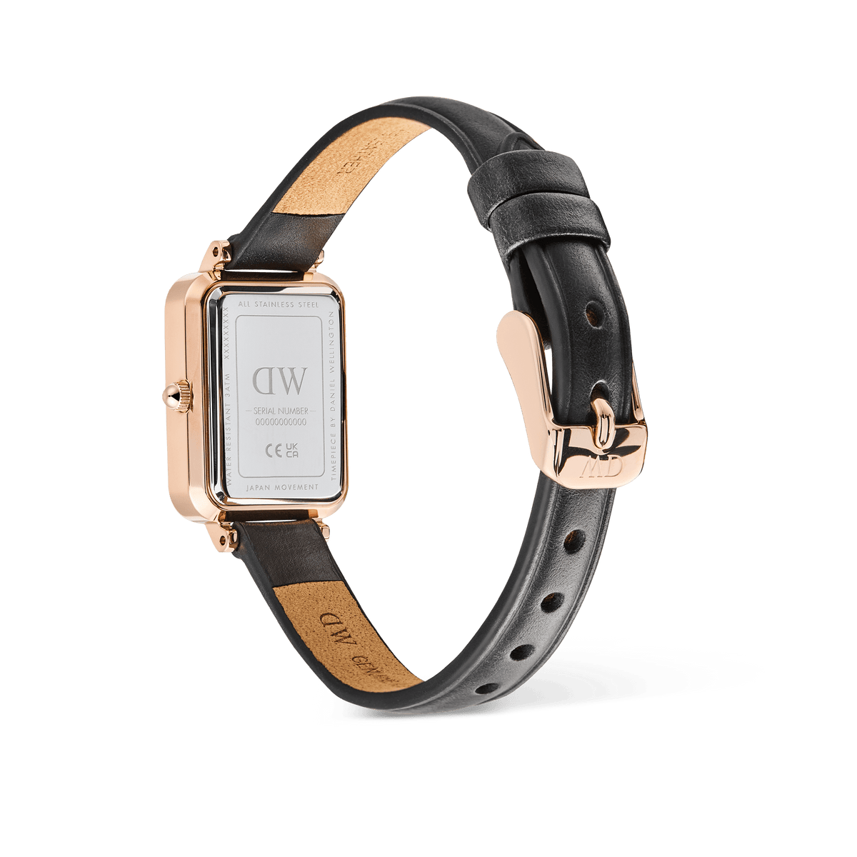 Quadro Roman Numerals Date Sheffieldを裏蓋側から見た画像です。ステンレススチール製のケースバックにはシリアルナンバーが刻印されており、ブラックレザーストラップの裏面はキャメルカラーになっています。ローズゴールドのピンバックルにはDaniel Wellingtonのロゴが施されています。