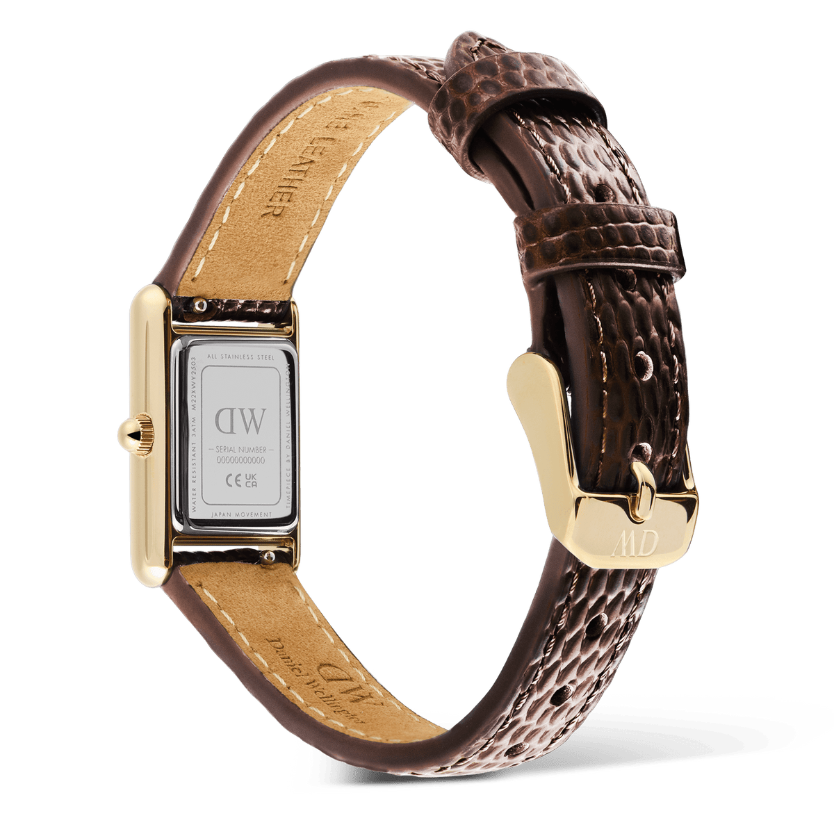 Bound Mini Dark Brown Lizard Goldの裏面をご覧いただけます。ケースバックの刻印やシリアルナンバー、ストラップ裏側のナチュラルレザーのステッチ、そしてDWロゴが入ったゴールドピンバックルの仕上がりを確認いただけます。