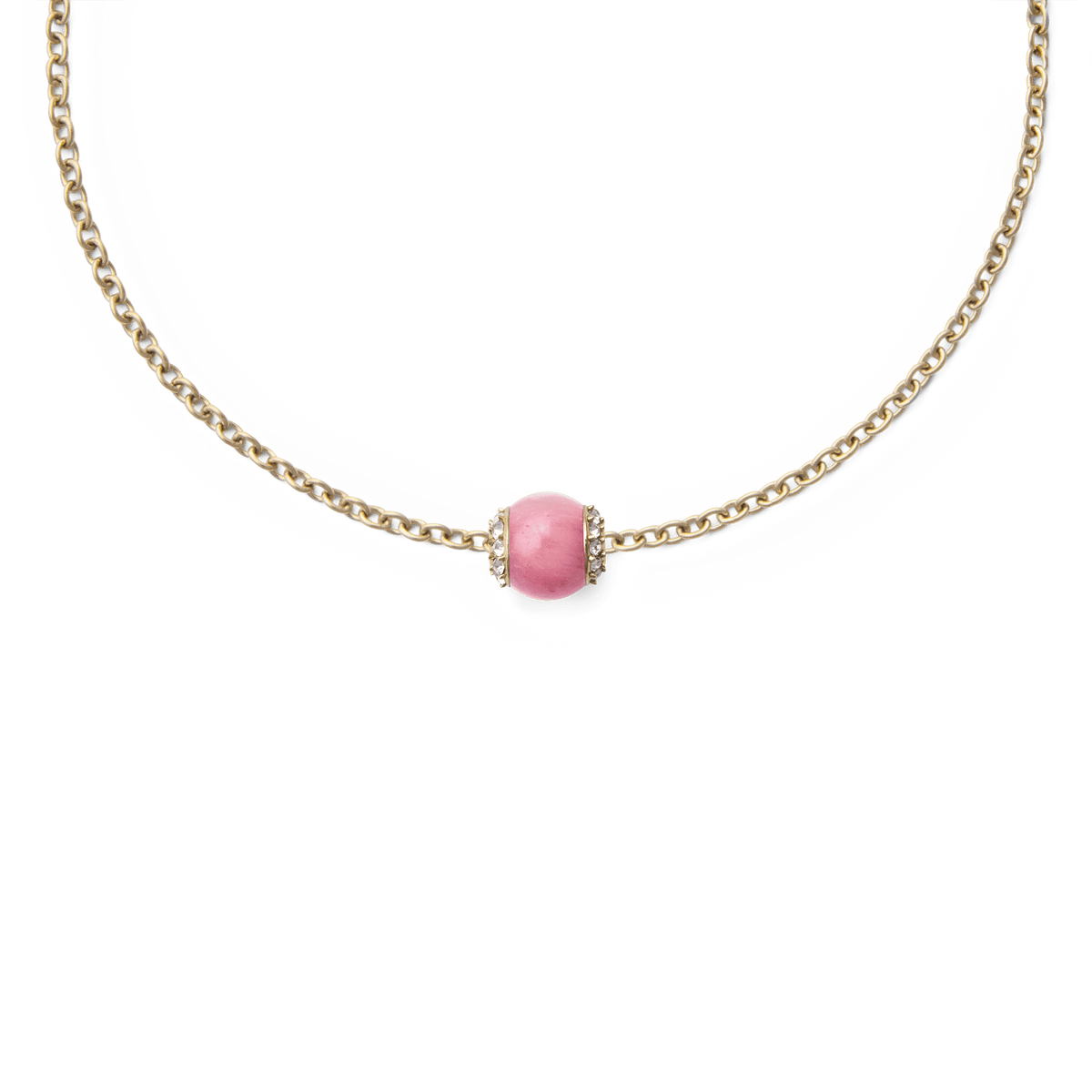 ゴールドチェーンに通したRhodonite Crystal Orb Gold Charmのスタイリング例です。ピンクのロードナイトオーブとクリスタルのリングディテールが、首元にさりげない華やかさを演出します。