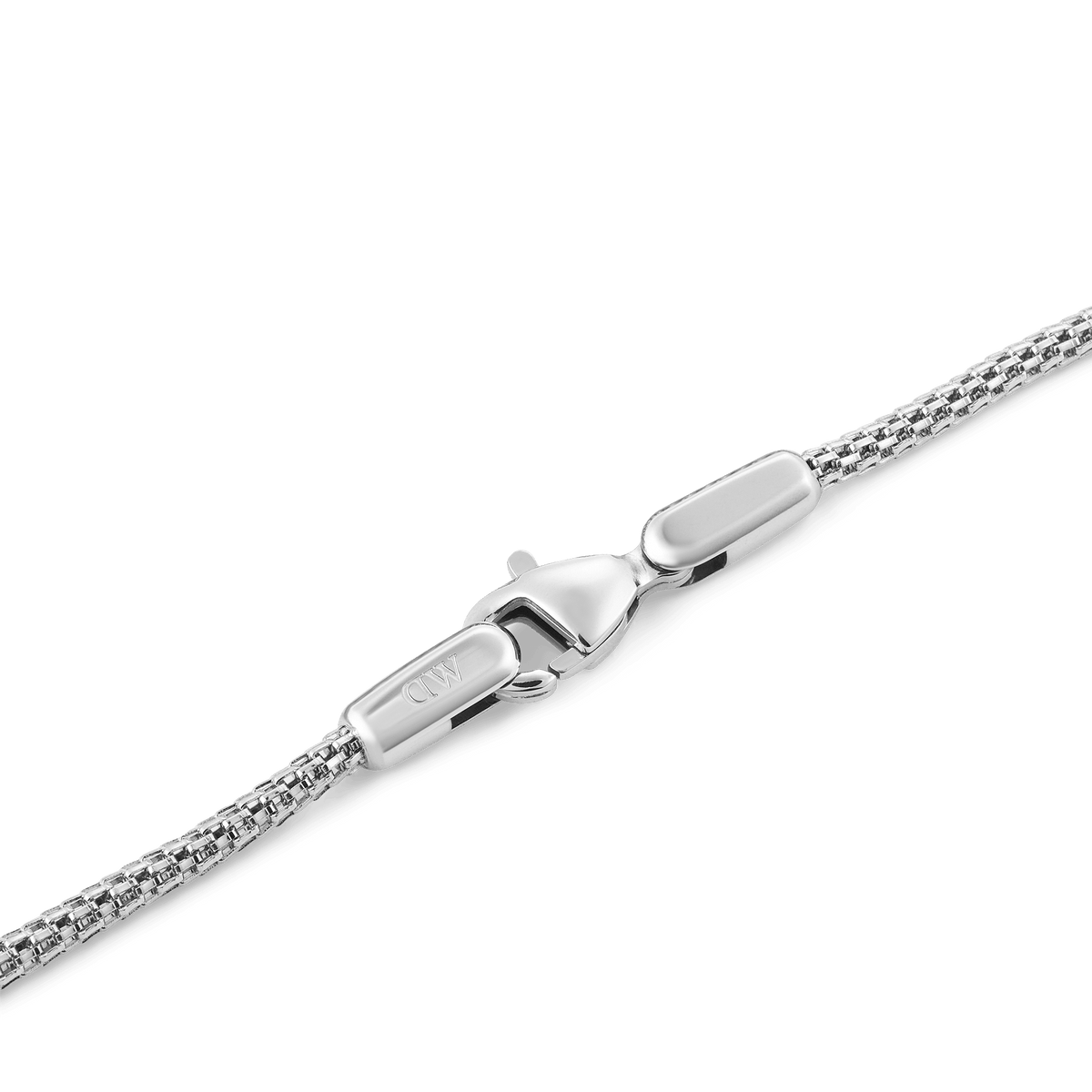 Tide Mesh Bracelet Sterling 1.8のロブスタークラスプ部分をクローズアップした画像です。フラットに閉じる留め具にはDaniel Wellingtonのロゴが刻印されており、1.8mmのシルバーメッシュチェーンの細やかな編み込みが確認できます。