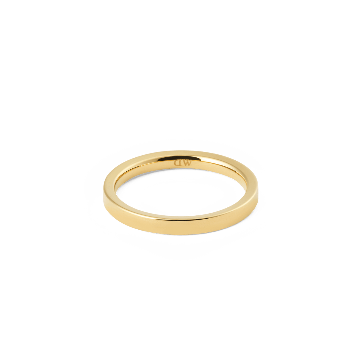 白背景に置かれたLine Ring Polished Gold 2.5mmを、正面からやや低めのアングルで撮影した1枚です。直線的なフラットバンドのポリッシュ仕上げが光を反射し、細身ながらも存在感のあるゴールドの輝きを際立たせています。