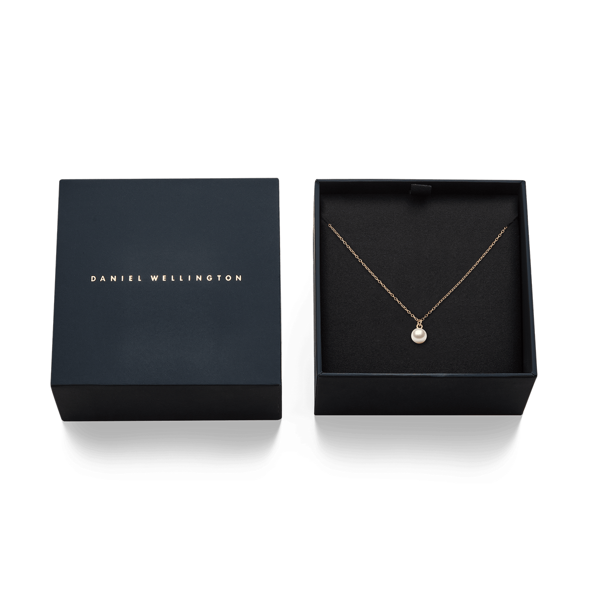 ダニエルウェリントンのギフトボックスに収められたPearl Necklace Rose Gold。ブラックのクッションケースに、ローズゴールドの細チェーンと一粒パールのペンダントが美しく配置され、贈り物にぴったりの上品な仕上がりです。