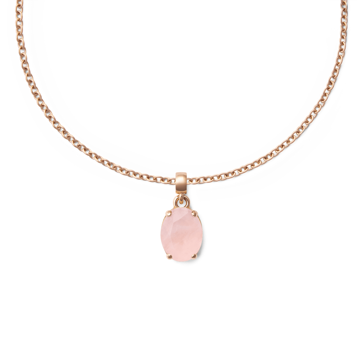 ローズゴールドのチェーンネックレスに通したRose Quartz Oval Rose Gold Charmの着用イメージです。柔らかな桜色のオーバルカットストーンがチェーンの中央で揺れ、上品な印象に仕上がっています。