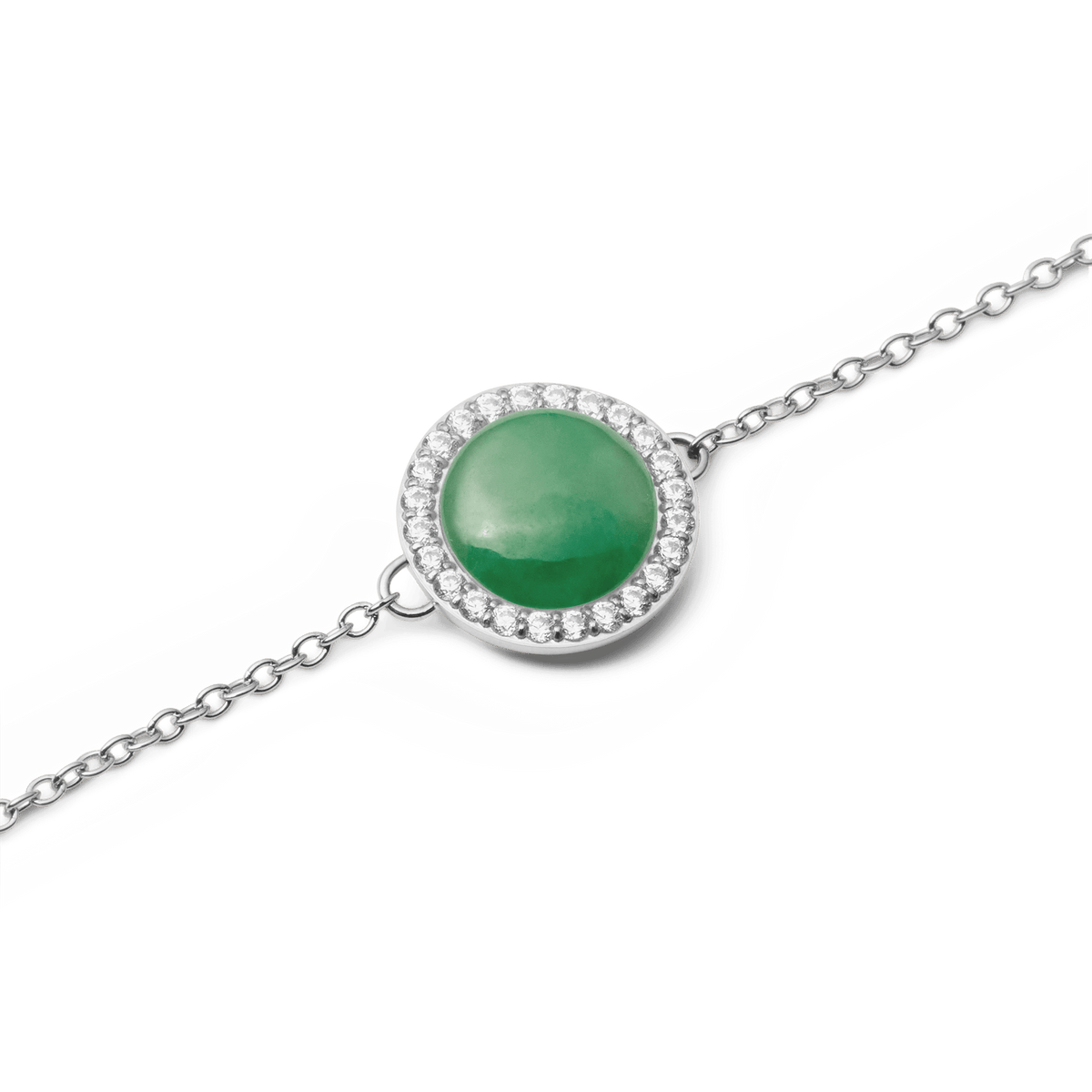 Audrey Bracelet Jade Silverの翡翠カボション部分をクローズアップした写真です。なめらかな曲面を描くグリーンの天然石が光を受け、深みのある色合いを魅せます。周囲を彩るホワイトキュービックジルコニアの繊細な輝きとシルバーチェーンが、美しく調和しています。