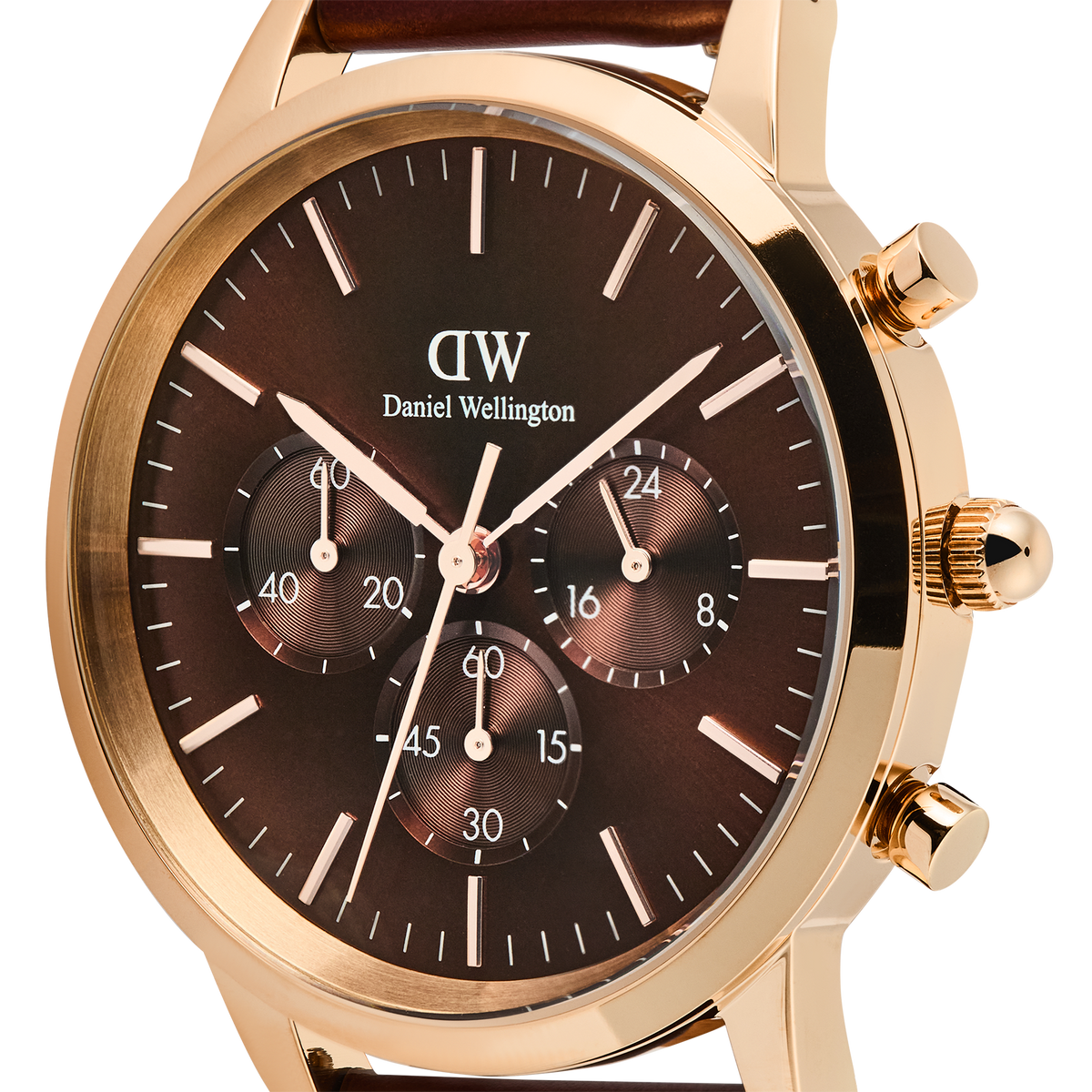 Iconic Chronograph St Mawesのダイヤルをクローズアップした画像です。アンバーのサンレイダイヤルにはギョーシェ仕上げのサブダイヤルが施され、ローズゴールドのインデックスやプッシャー、リューズの細部まで確認できます。