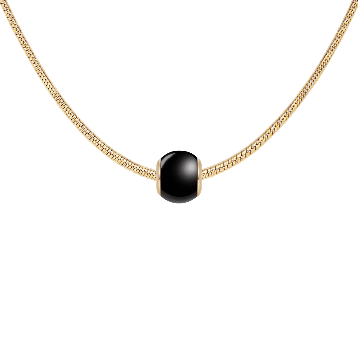 ダニエルウェリントンのBlack Orb Charm Gをゴールドのスネークチェーンに通した着用イメージです。光沢のあるブラックセラミックの球体がチェーンの中央に配され、ゴールドとブラックのコントラストが際立ちます。
