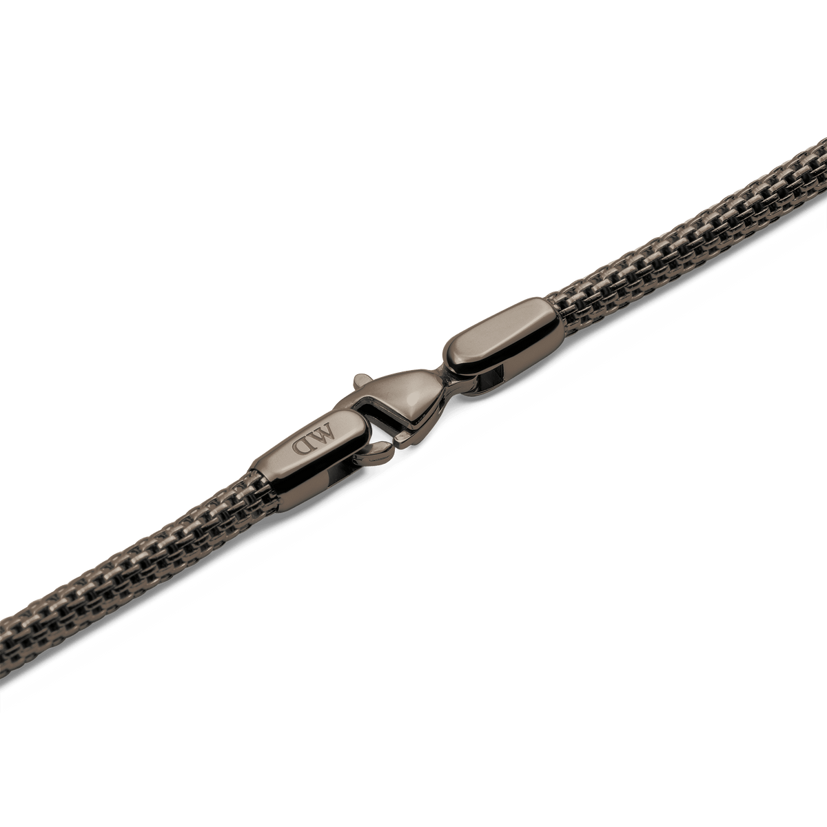 Tide Mesh Necklace Graphite 2.8のロブスタークラスプ部分を拡大した画像です。クラスプにはDaniel Wellingtonのロゴが刻印されており、チェーンと同系色のグラファイト仕上げで統一感を演出しています。
