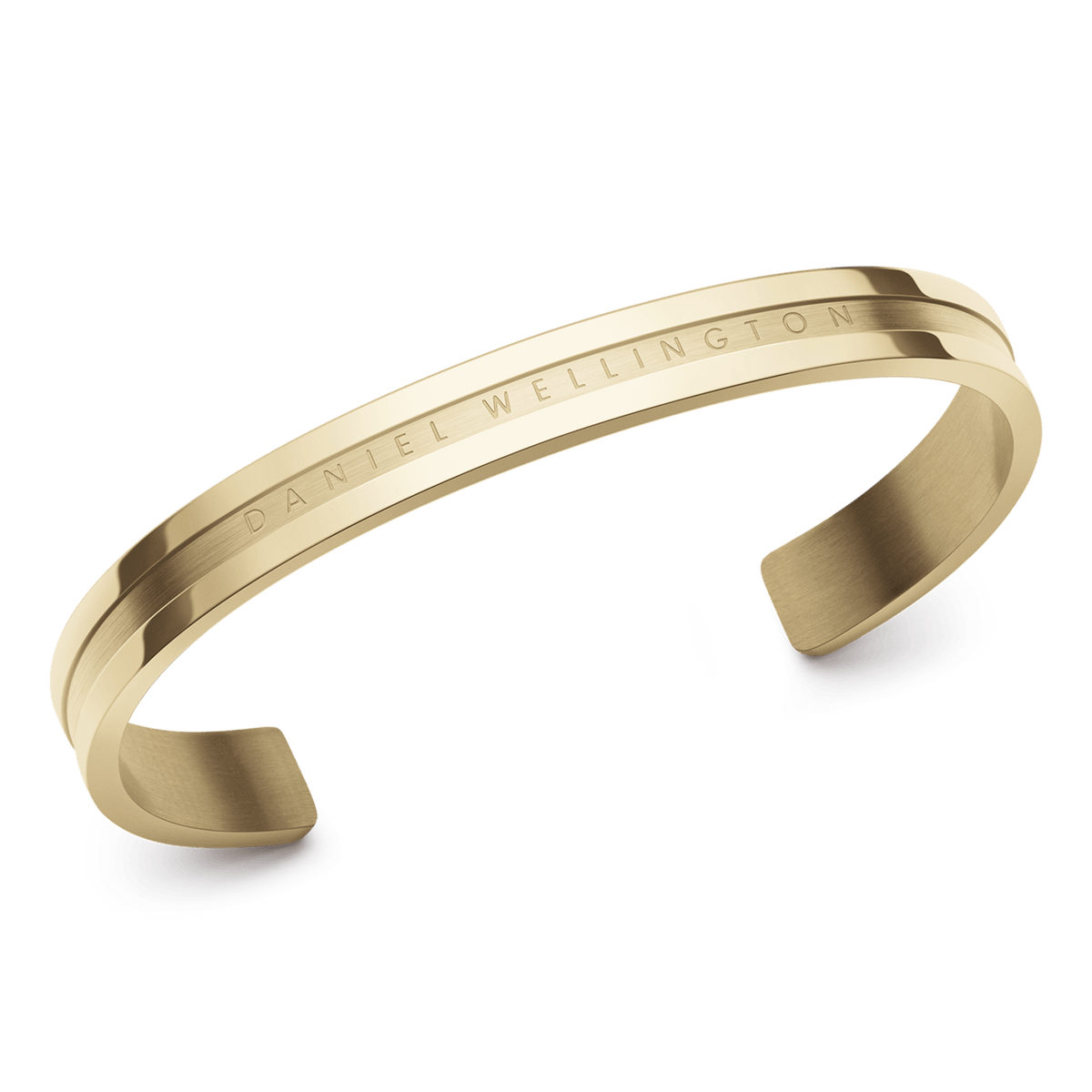 Daniel WellingtonのElan Braceletを斜めから捉えた画像です。ゴールドPVDメッキのカフブレスレットで、中央のサテン仕上げと両サイドのポリッシュ仕上げのコントラストが美しいディテールをご覧いただけます。