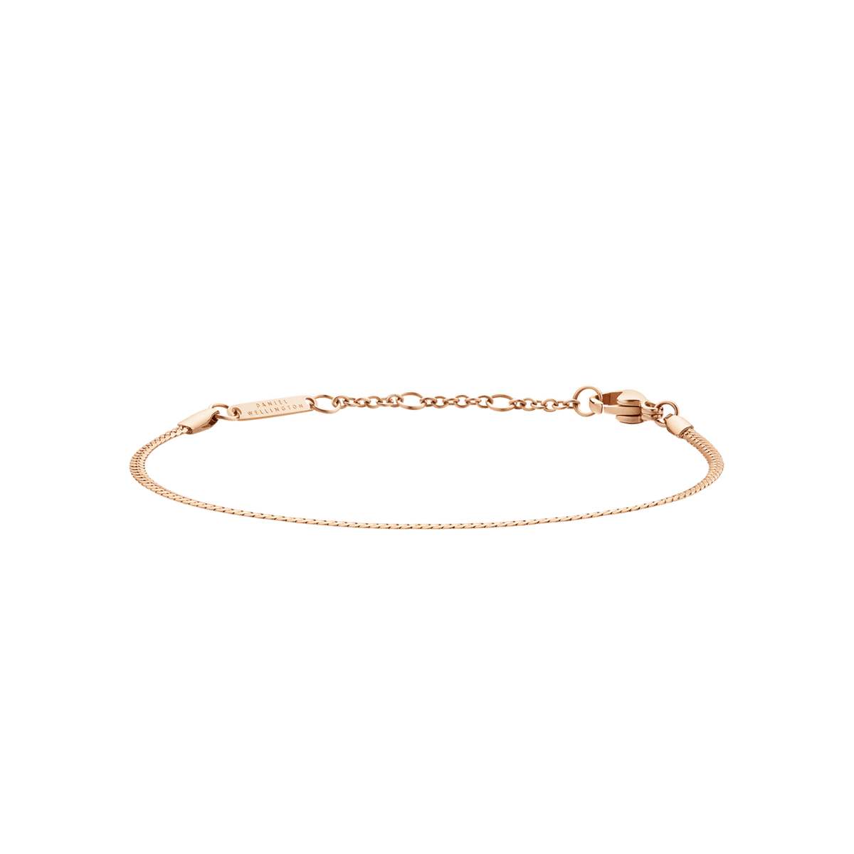 Daniel WellingtonのFlat Chain Bracelet ローズゴールド全体像。フラットに編み込まれた細身のチェーンと、アジャスター付きのクラスプ、ブランドロゴが刻印されたプレートが確認できます。
