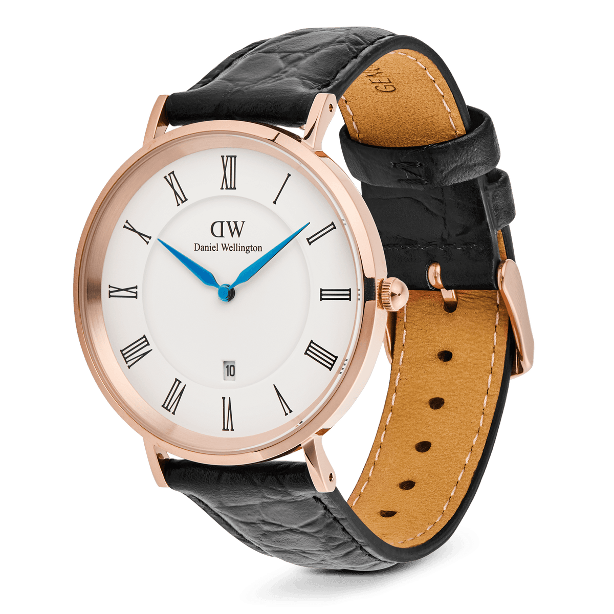Daniel Wellington Classic Roman Numerals Dateを斜め横から捉えた画像です。ブラッククロコベリーレザーストラップの裏面には、ナチュラルレザーのステッチやピンバックルが見え、ローズゴールドケースの立体感とリューズのディテールが際立ちます。ホワイト文字盤上でブルースチールの針が存在感を放ち、上品な仕上がりを演出しています。