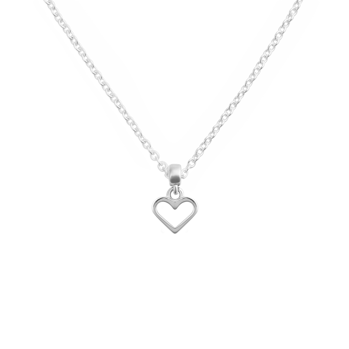 シルバーチェーンに取り付けたDaniel WellingtonのCharm Heartをクローズアップ。ポリッシュ仕上げのオープンハートモチーフが細いチェーンから優雅に下がり、柔らかな光を受けて上品に輝いています。