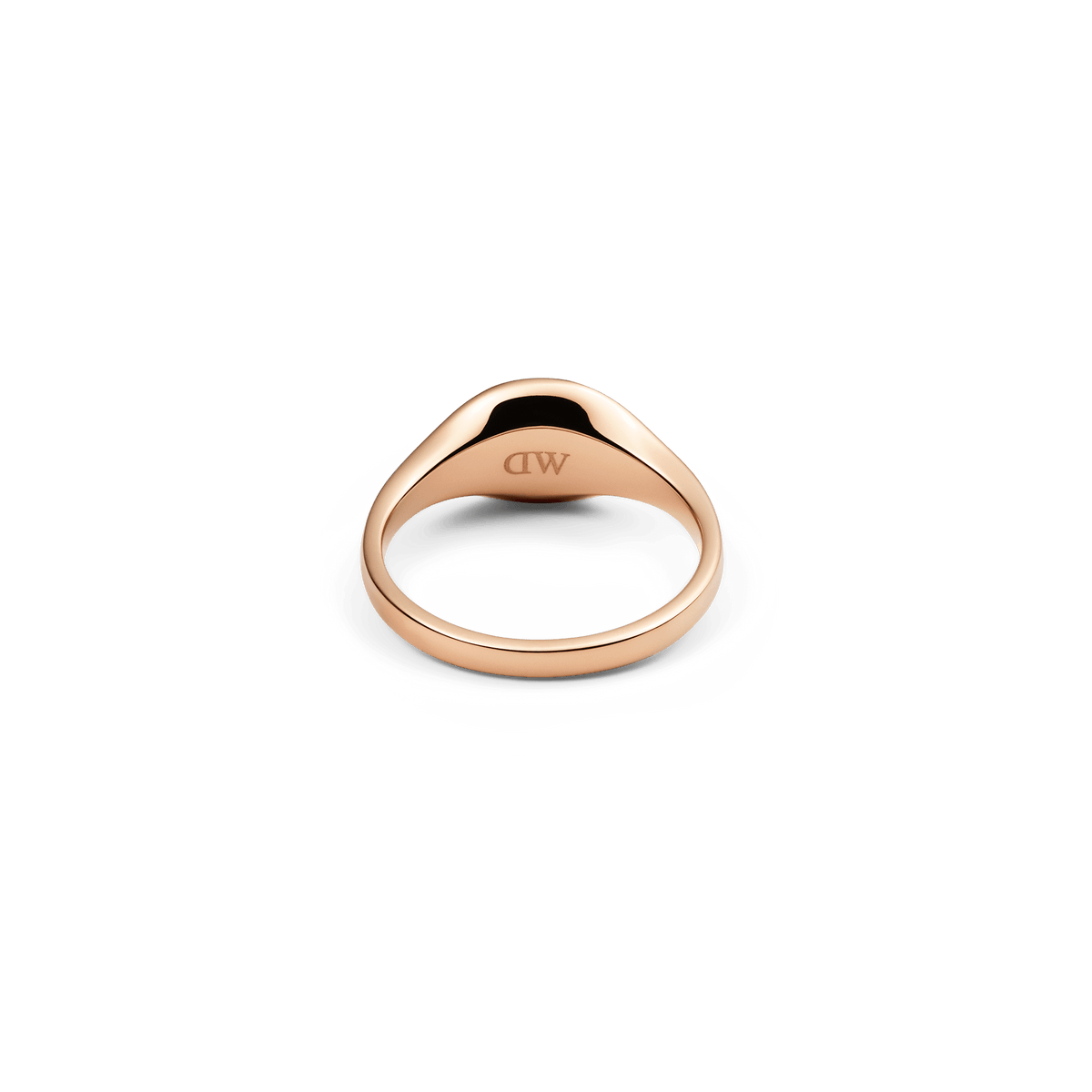 Classic Mini Signet Ring Rose Goldの背面画像です。リングの内側にはDaniel Wellingtonのロゴが刻印されており、アームからフェイスにかけて緩やかに広がるシルエットと、ローズゴールドの美しい光沢がご覧いただけます。