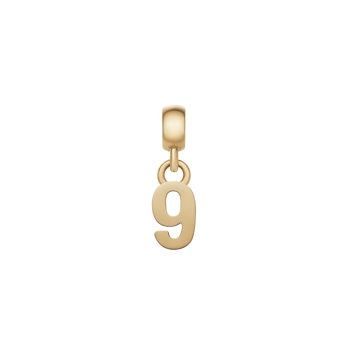 ダニエルウェリントンのNumber Charm Goldは、ゴールドカラーの「9」の数字をモチーフにしたチャームです。丸みを帯びたフォルムとポリッシュ仕上げの表面が柔らかな光を反射し、ベイルから小さなリングを通して数字が下がるデザインとなっています。