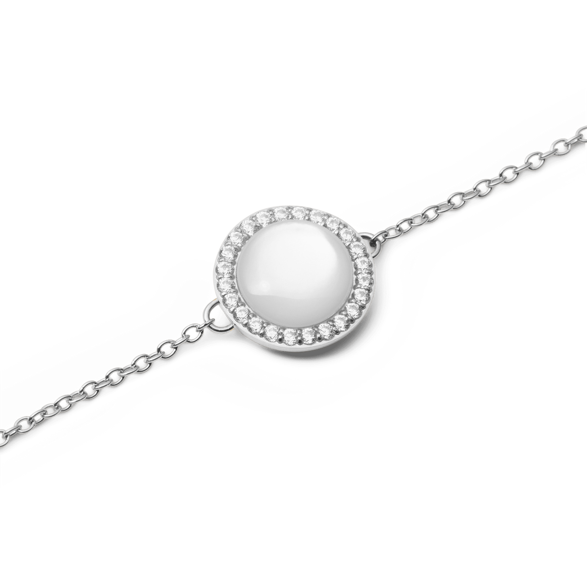 Audrey Bracelet Mother of Pearl Silverのチャーム部分をクローズアップした画像です。ドーム型にカットされた真珠母貝のやわらかな乳白色の輝きと、それを囲むホワイトキュービックジルコニアの繊細なきらめきが際立ちます。
