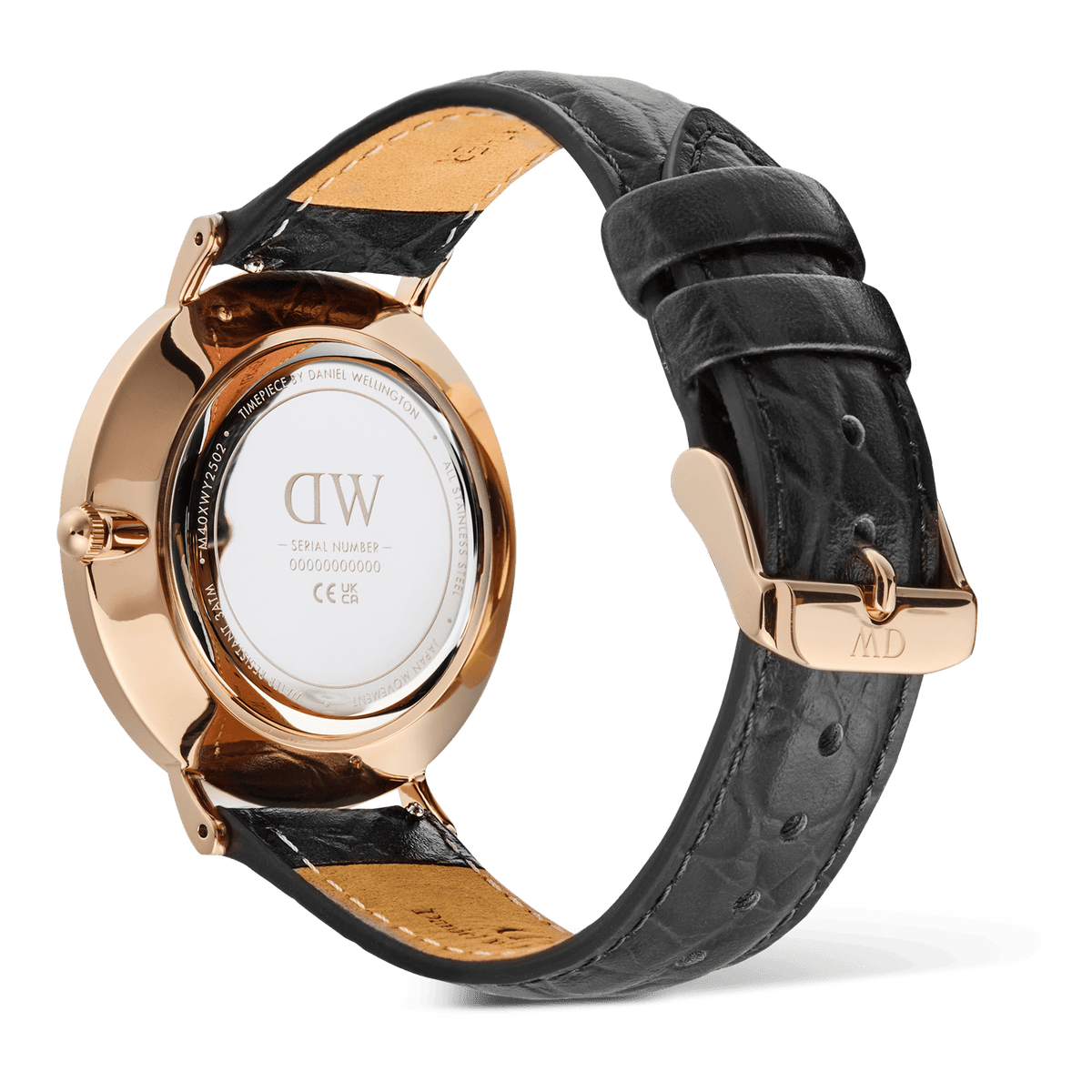 Classic Roman Numerals Date Black Croc Belly Rose Goldの裏蓋側を写した画像です。ポリッシュ仕上げのローズゴールドケースバックにはDaniel Wellingtonの刻印が入り、ブラッククロコベリーレザーストラップの型押し模様やキャメルカラーの裏地、ローズゴールドのピンバックルが確認できます。