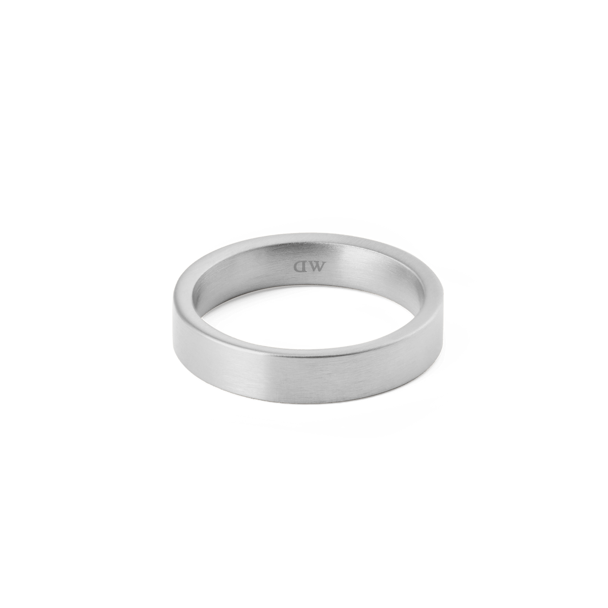 Line Ring Brushed Silverをやや上方から撮影した画像です。フラットバンドのブラッシュド仕上げによる均一なマットシルバーの質感と、リング内側に小さく刻印されたDaniel Wellingtonのロゴが確認できます。