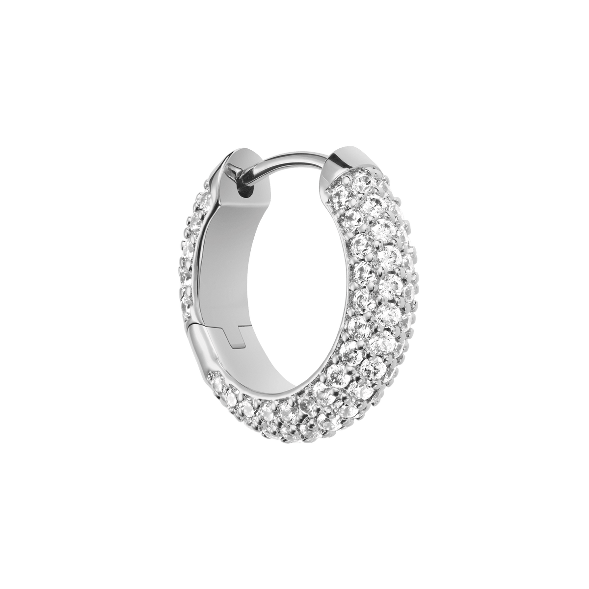 Daniel Wellington Pavé Crystal Earrings Silverの片耳を斜めから撮影した画像です。フープの外側には複数列にわたってクリスタルが密にセッティングされ、立体的な輝きを放ちます。内側は滑らかなシルバー仕上げとなっており、上品な質感が際立ちます。