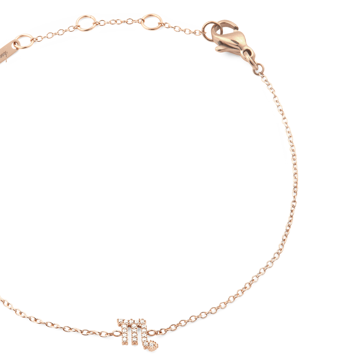 さそり座モチーフのCrystal Zodiac Chain Bracelet Rose Goldのディテール画像です。ローズゴールドのロブスタークラスプやアジャスター部分が確認できる角度で撮影されており、チェーン下部にはクリスタルを爪留めしたさそり座のシンボルが、光を受けて静かに輝いています。