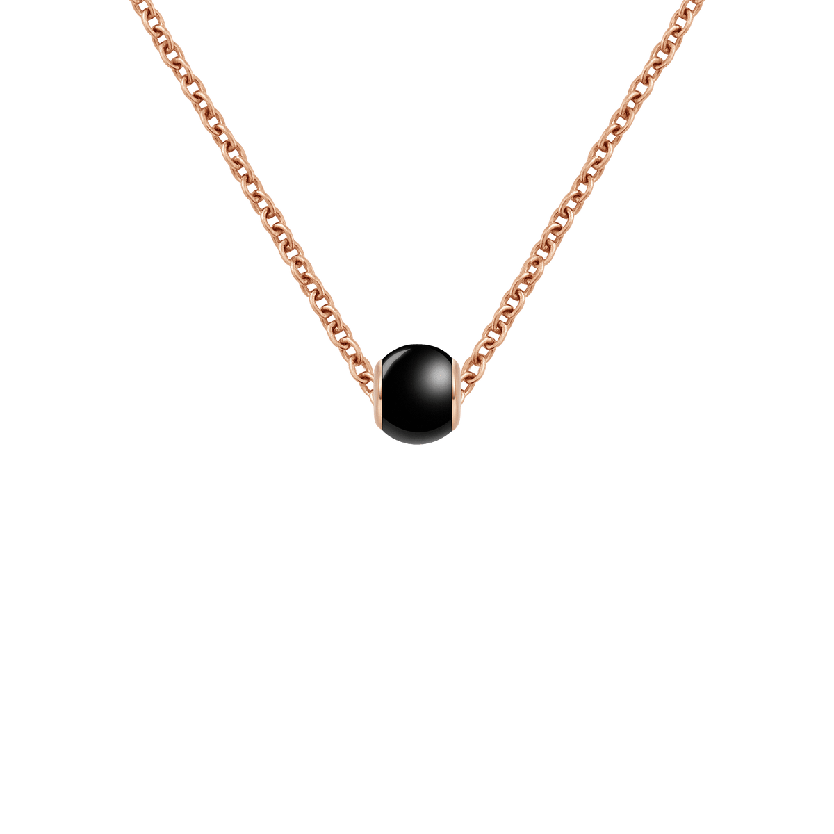 Daniel WellingtonのBlack Orb Charm RGをローズゴールドのチェーンネックレスに通した着用イメージです。光沢のあるブラックセラミックの球体がチェーンの中央に配置され、ローズゴールドとのコントラストが際立つスタイリングとなっています。