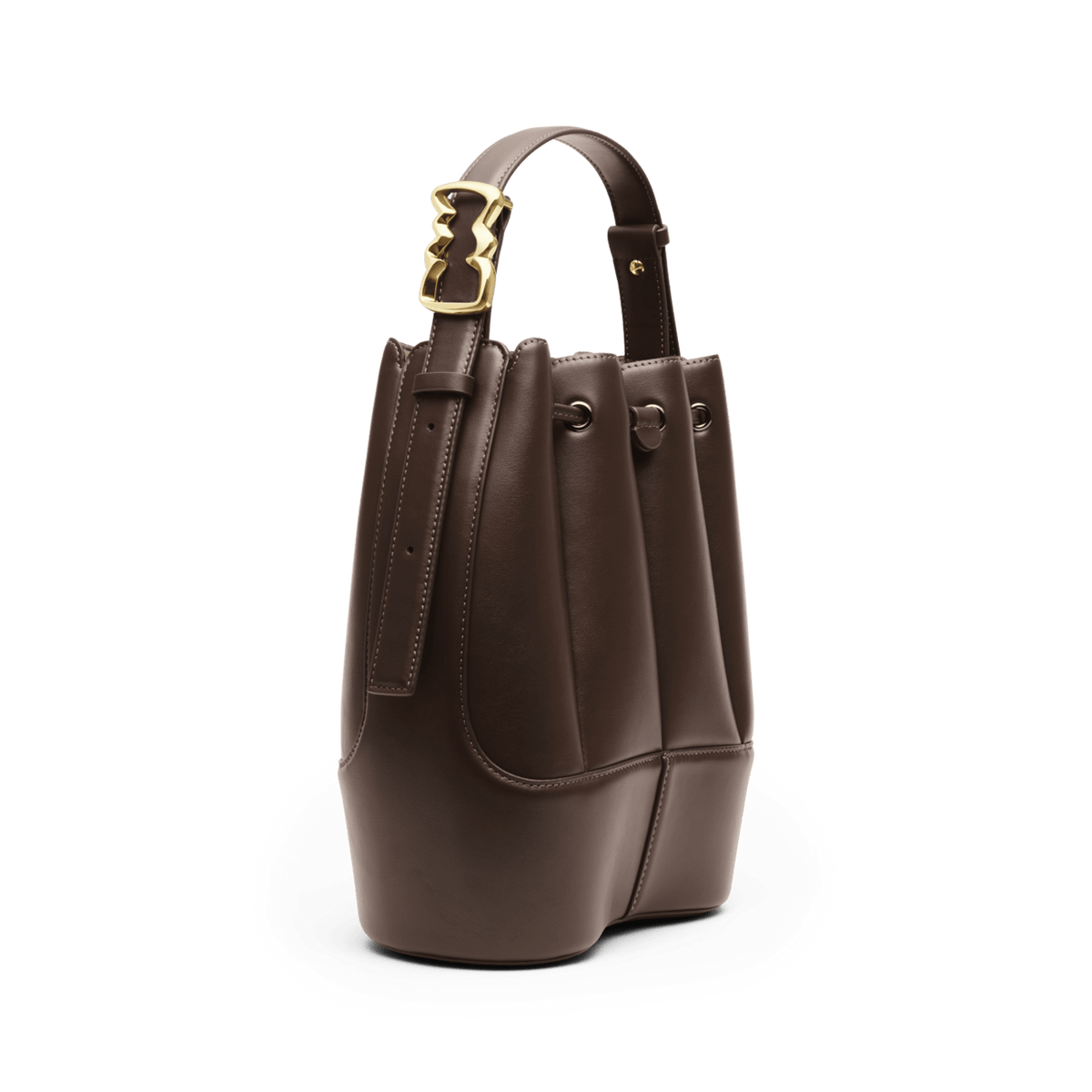 Lewis Bag Brownを背面寄りのアングルから撮影した画像です。ドローストリングを通すアイレットや丁寧なステッチワークが確認でき、ハンドル左側にはゴールドのウェーブ型バックルが配置されています。底部に向かって広がる立体的な構造が、バケツ型バッグならではの収納力を感じさせるデザインです。