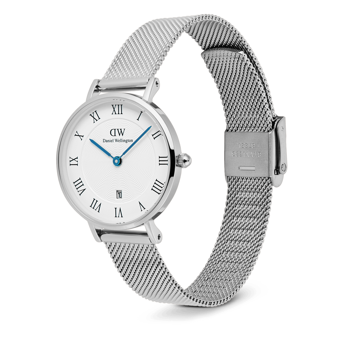 Petite Roman Numerals Date Silverを斜めから捉えた画像です。ギョーシェ模様が施された白いダイヤルにIPブルーの針が映え、シルバーメッシュストラップの折り返し式クラスプのディテールが確認できます。