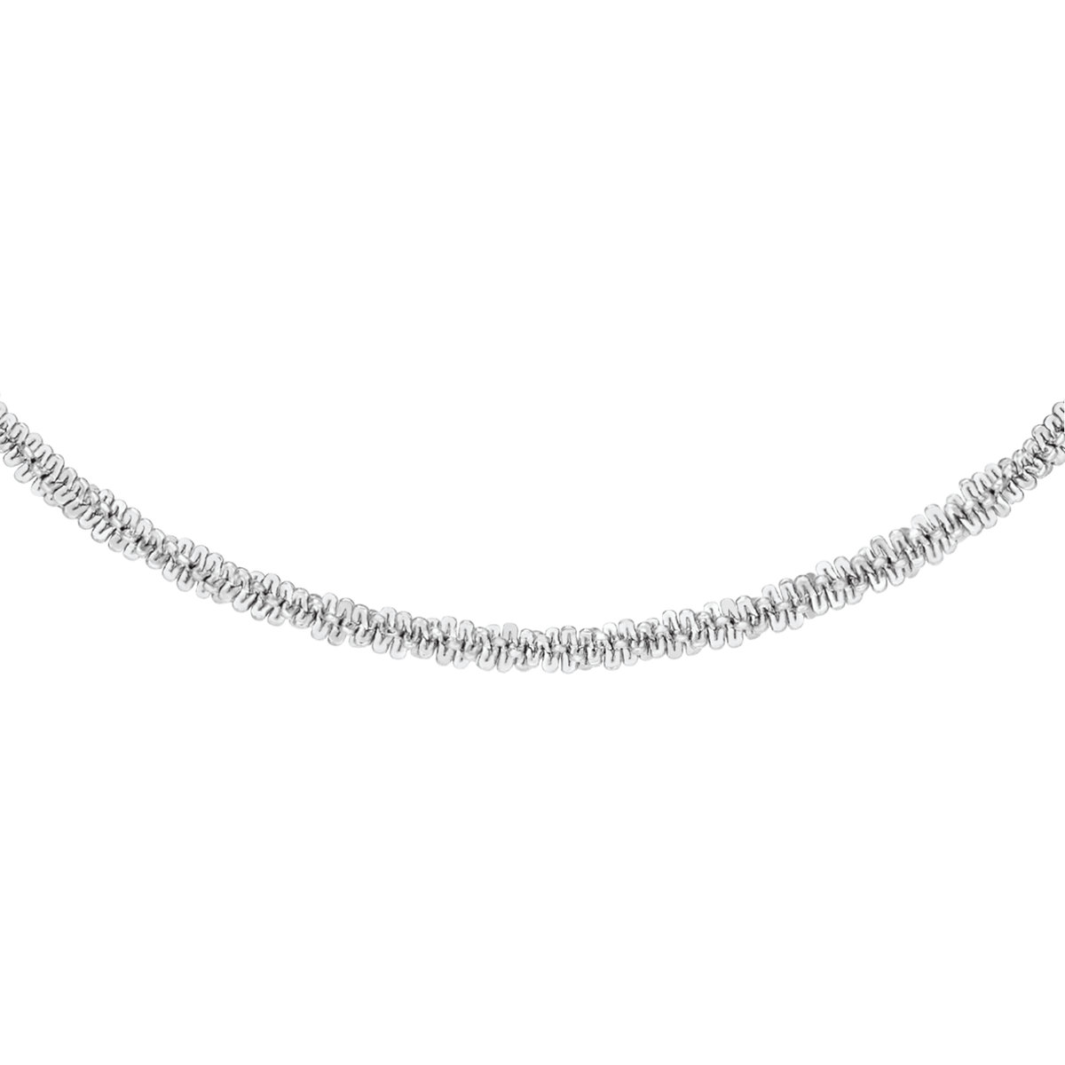 Daniel Wellington Twisted Chain Necklace Sのチェーン部分をクローズアップ。細やかにツイストされたシルバートーンのチェーンが光を反射し、繊細な立体感を演出しています。