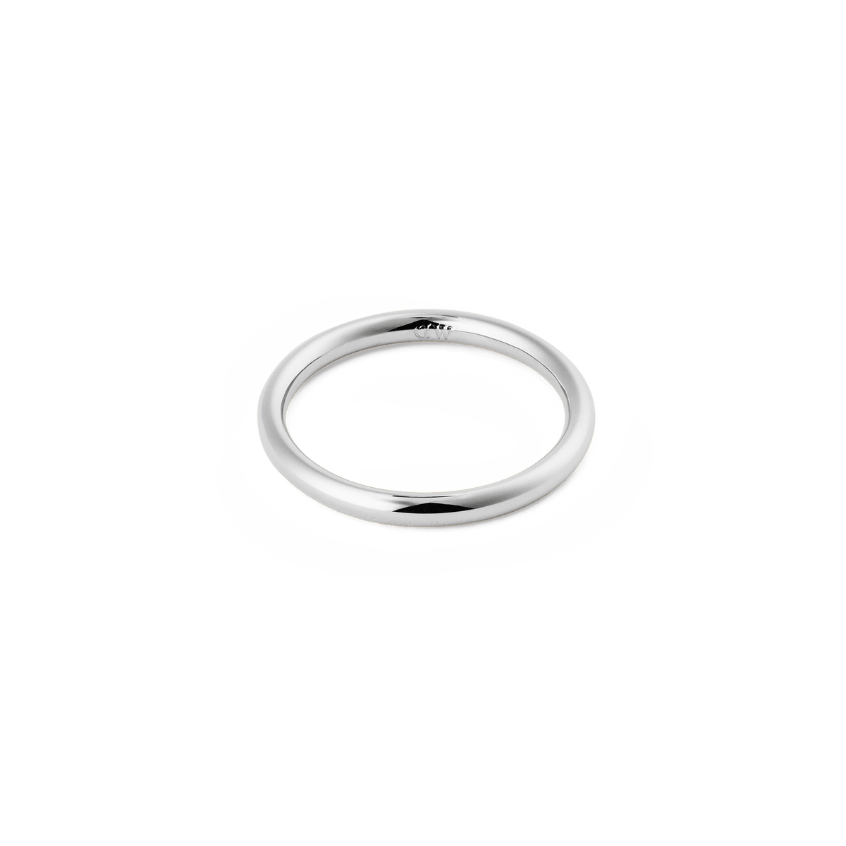 Daniel Wellington Arch Ring Silver 2.5mmを正面から捉えた全体像です。幅2.5mmの細身のシルバーリングが白い背景に置かれ、ポリッシュ仕上げの曲面が光を反射しています。