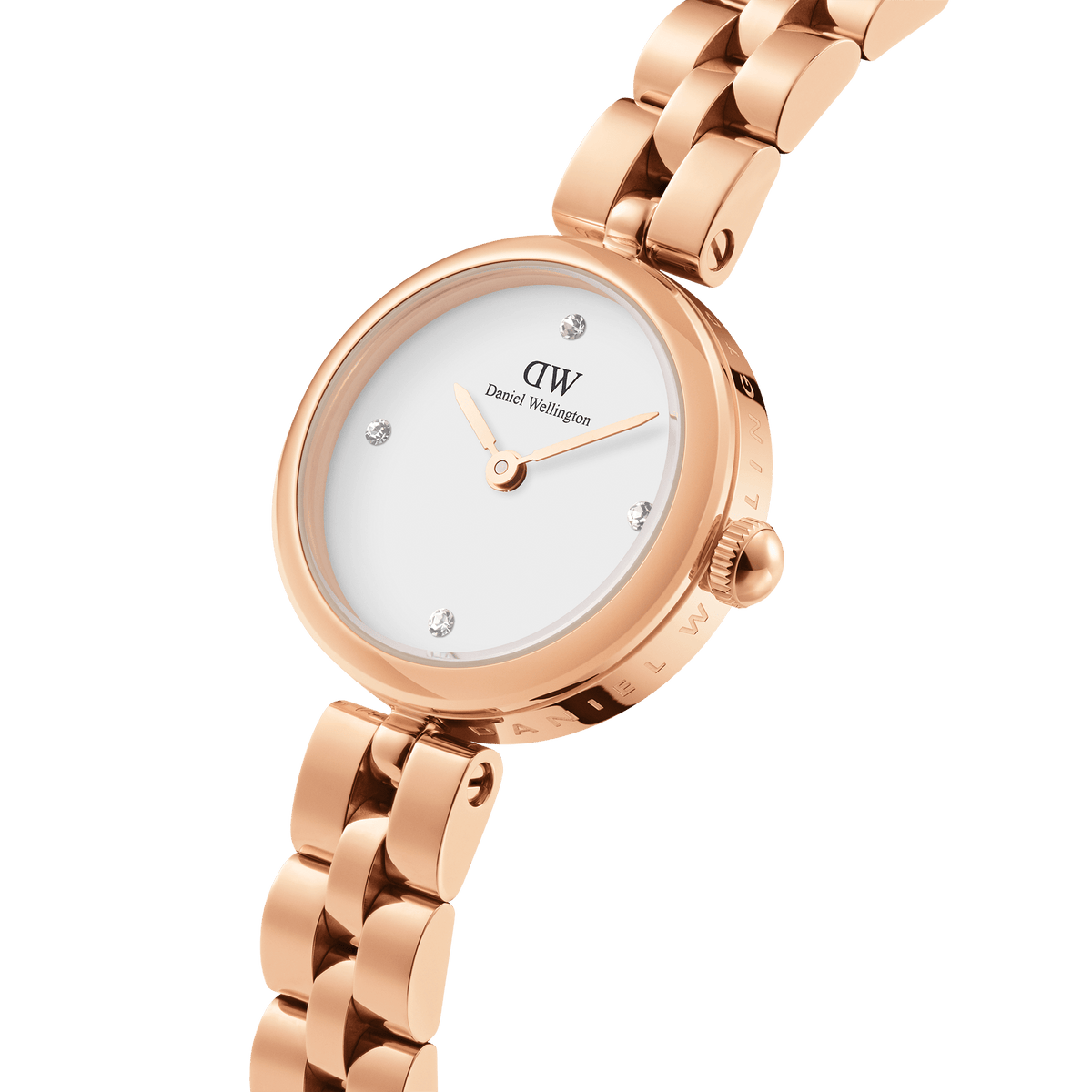Elan Lumine Rose Goldを斜めからクローズアップした画像です。ケースサイドに刻印されたDaniel Wellingtonのロゴや、丸みを帯びたローズゴールドの3連リンクブレスレットの立体感が際立ちます。