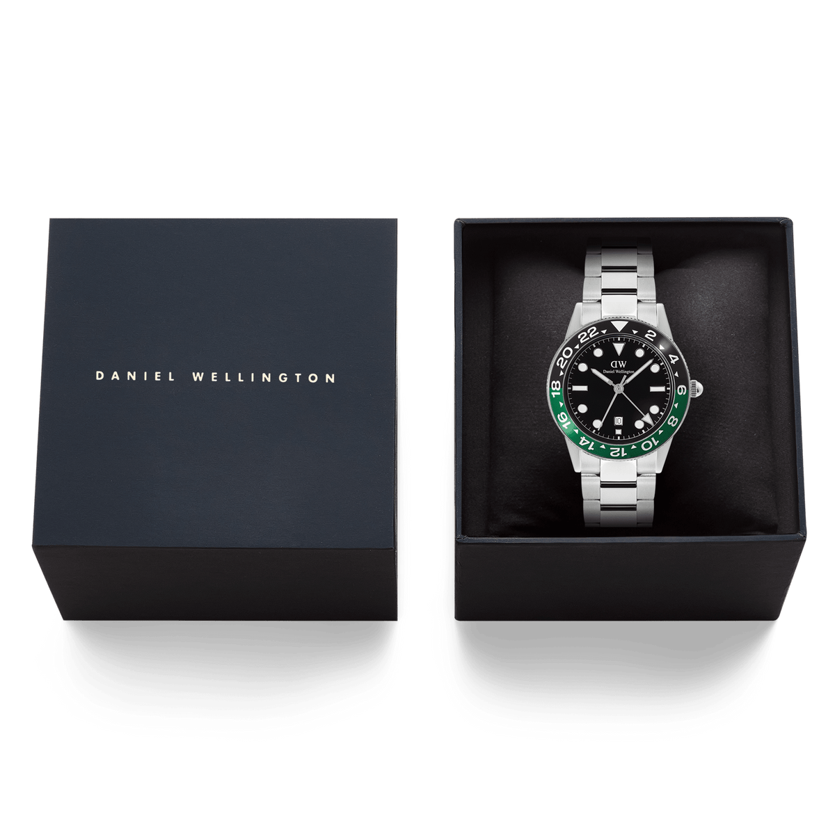 ブラックとグリーンのセラミックベゼルが映えるIconic GMT Link Black Green Ceramic Bezel Silver。ダークネイビーのブランドロゴ入りギフトボックスに収められ、ブラッククッションの上でシルバーのリンクブレスレットが上品に輝きます。贈り物に最適な、高級感あふれるパッケージです。