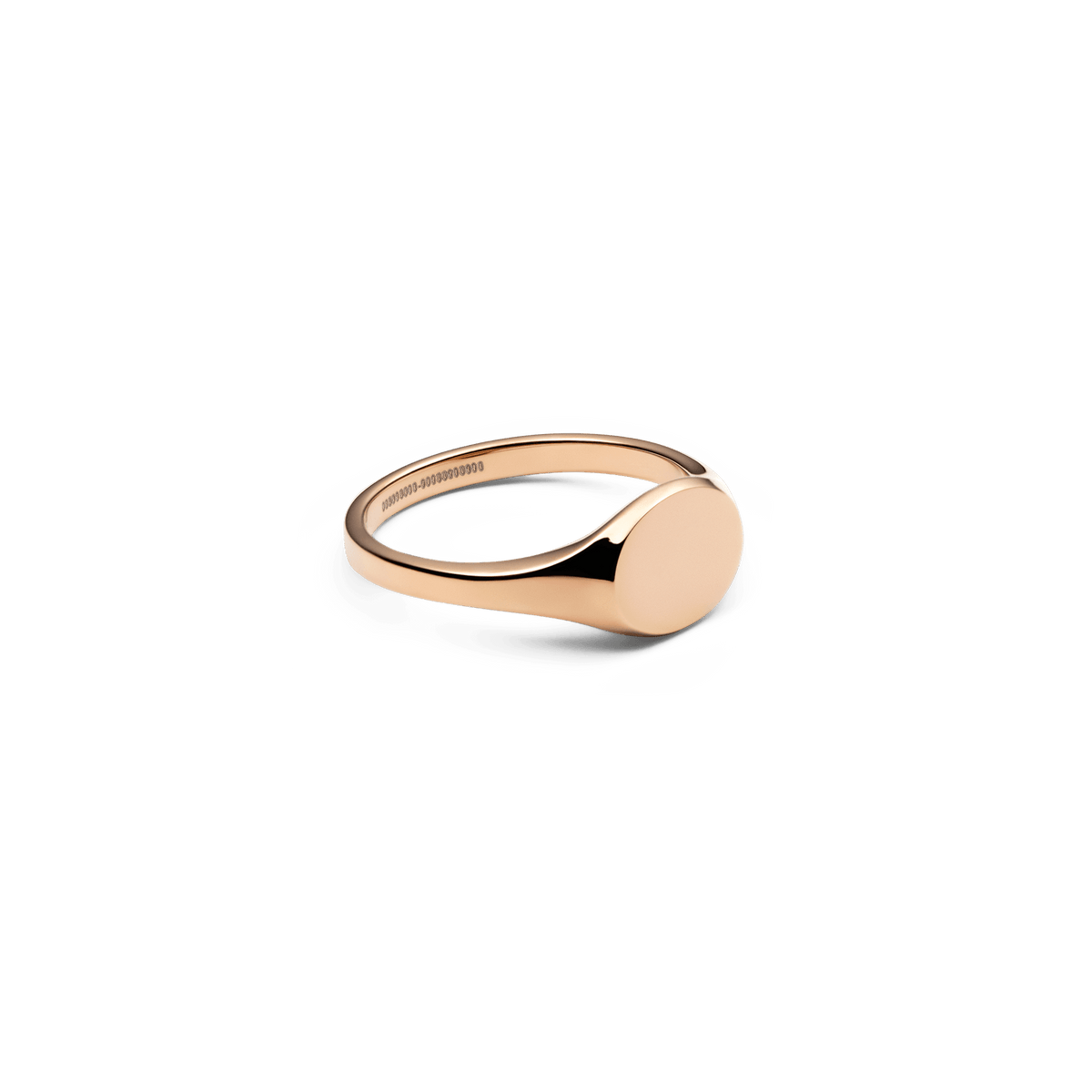 Classic Mini Signet Ring Rose Goldを斜めから捉えた画像です。リングの内側に刻印が見え、楕円形のフェイスからアームにかけて流れるなめらかな曲線とローズゴールドの美しい輝きが際立っています。