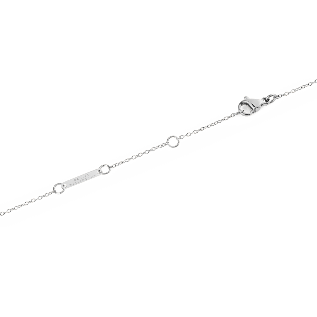 ミレル ソリテール ネックレス シルバーの留め具部分をクローズアップした画像です。ロブスタークラスプとDaniel Wellingtonのロゴが刻印されたシルバーブランドプレート、そしてアジャスターリングの細部まで確認できます。