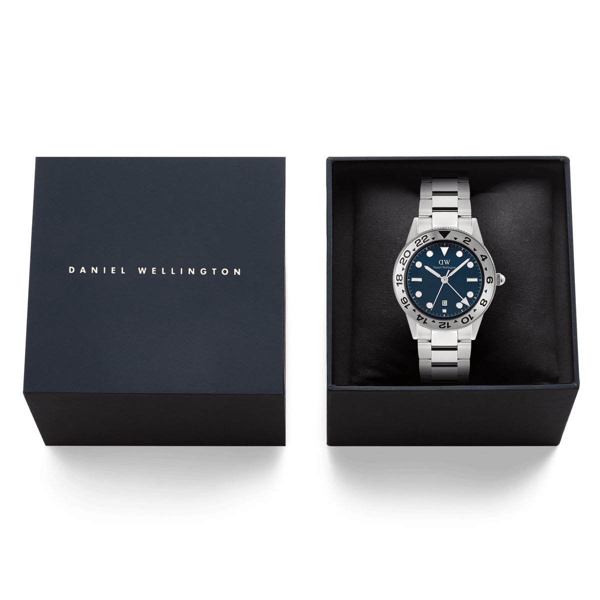 ダニエルウェリントンのネイビーのギフトボックスに収められたIconic GMT Link Brushed Bezel Silverです。ブルーの文字盤を持つシルバーモデルがブラッククッションの上に丁寧にセットされ、贈り物にぴったりの上品なパッケージングとなっています。