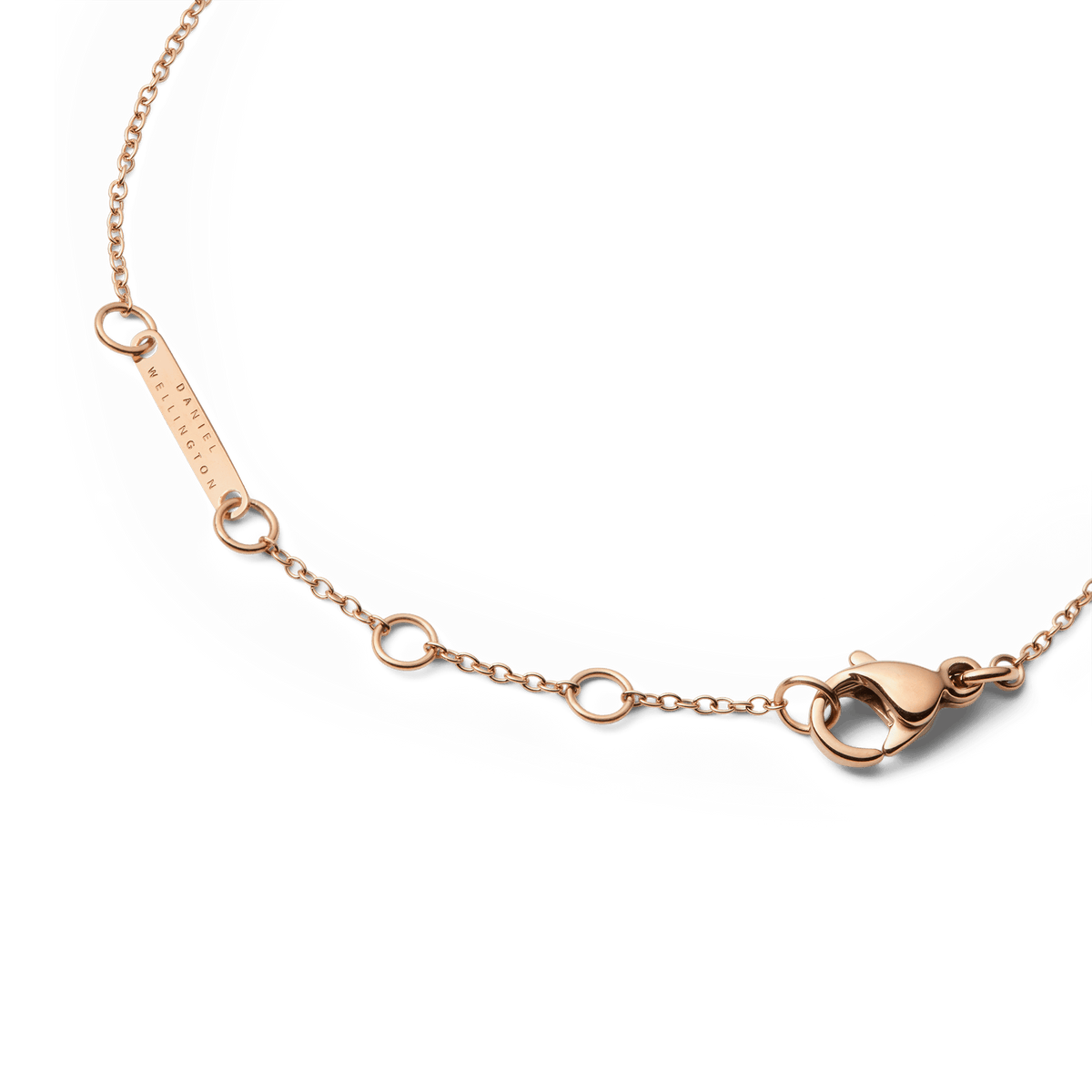 Audrey Bracelet Mother of Pearl Rose Goldのクラスプ部分を拡大した画像です。ローズゴールドのロブスタークラスプとサイズ調整用リング、Daniel Wellingtonの刻印が入ったブランドプレートがご覧いただけます。