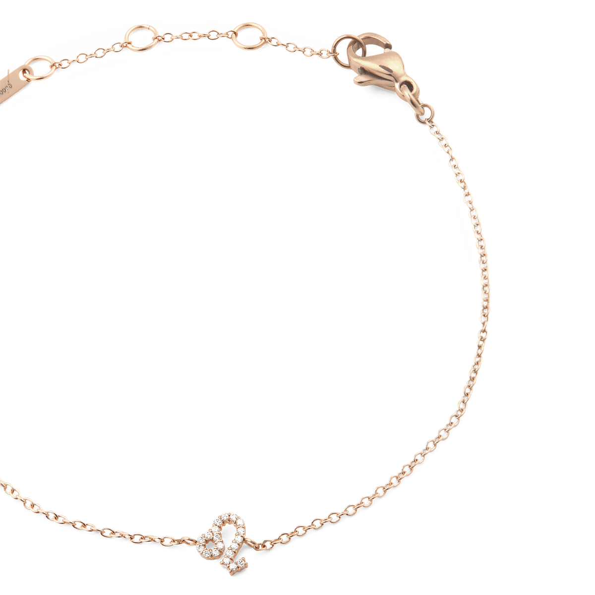 しし座のクリスタルチャームをクローズアップで捉えた「Crystal Zodiac Chain Bracelet Rose Gold」の詳細画像です。ローズゴールドのチェーンが緩やかなカーブを描き、ロブスタークラスプやアジャスター部分の丁寧な仕上げが伝わる構図となっています。