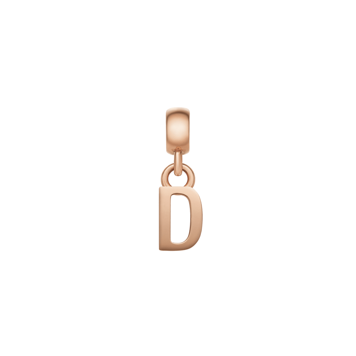 ダニエルウェリントンのレターチャーム「D」ローズゴールド。滑らかなポリッシュ加工のローズゴールドカラーが、白い背景に美しく映えます。ベイル部分のリングを通してチェーンに取り付けられるデザインです。