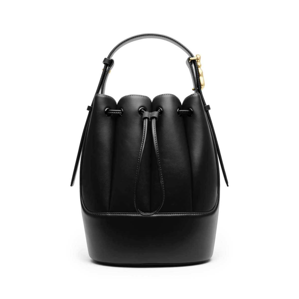 ダニエルウェリントンのLewis Bag Blackの正面画像です。滑らかなブラックレザーのバケツ型シルエットに、ドローストリングの開閉部とゴールドのバックル付きハンドルがアクセントになっています。