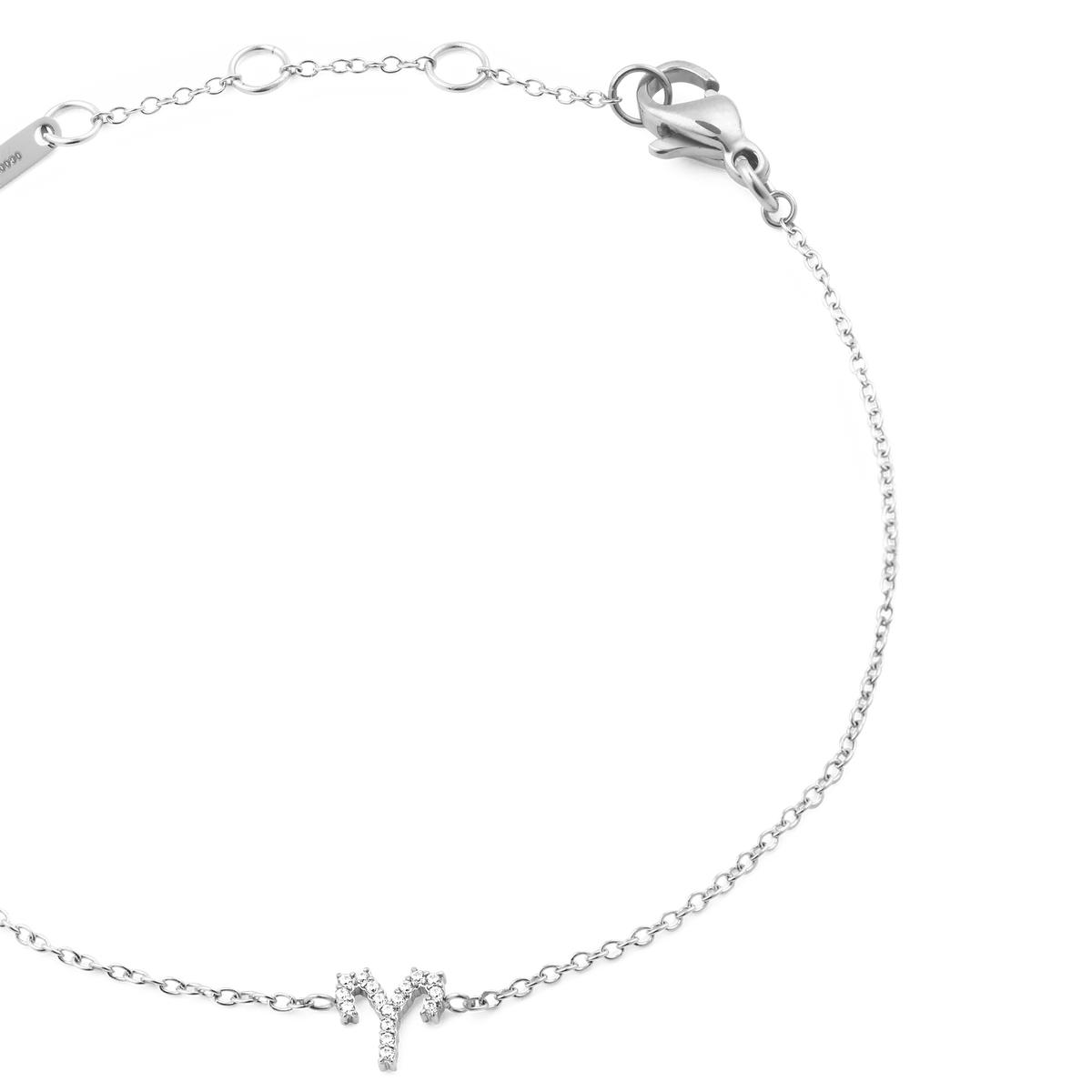 おひつじ座をモチーフにしたCrystal Zodiac Chain Bracelet Silverを斜めからクローズアップで撮影した画像です。キュービックジルコニアで描かれた牡羊座のシンボルチャームや、シルバーチェーンの繊細なリンク、ロブスタークラスプの質感など、細部まで美しく表現されています。