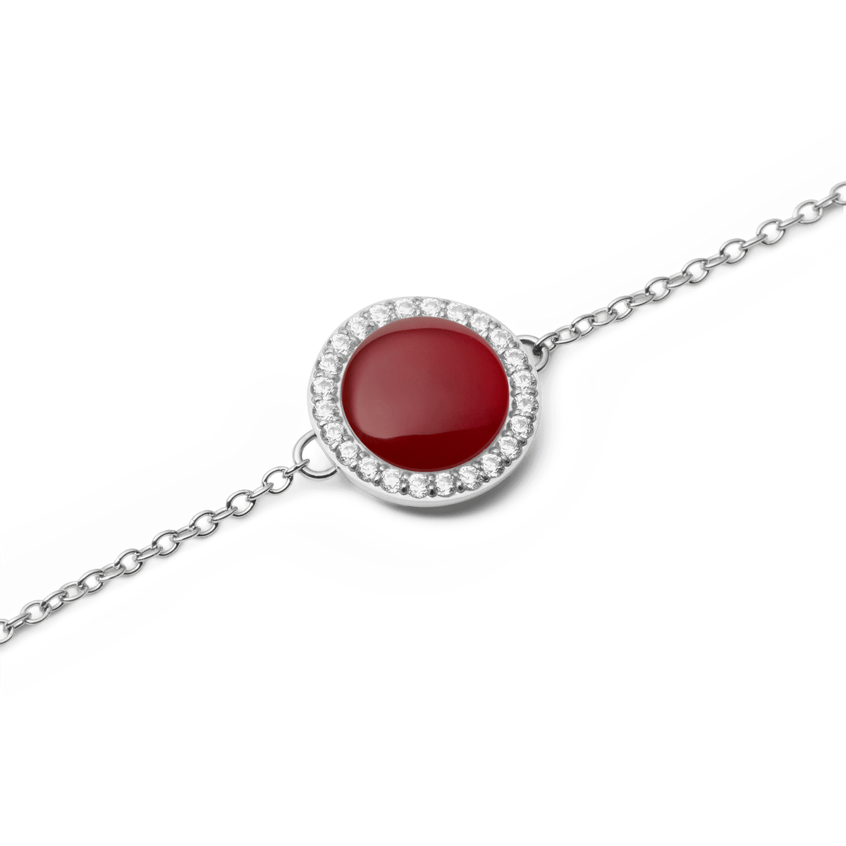 Audrey Bracelet Red Agathe Silverのチャーム部分をクローズアップした写真です。ドーム型にカットされた深紅の赤メノウを、ホワイトキュービックジルコニアのヘイローが彩ります。シルバーチェーンの細やかなリンクもご覧いただけます。