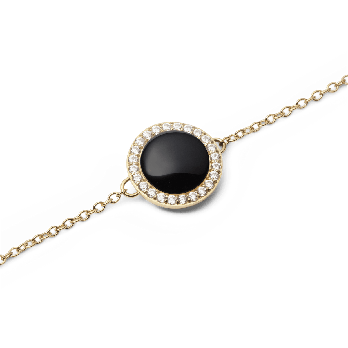 Audrey Bracelet Black Agathe Goldのチャーム部分をクローズアップした写真です。ドーム型にカットされた黒メノウのなめらかな曲面に光が映り、周囲を彩るホワイトキュービックジルコニアが繊細な輝きを放ちます。細身のゴールドチェーンとの調和が美しいディテールです。