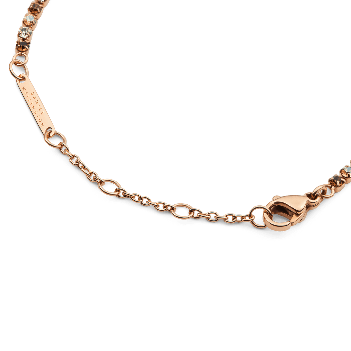 Classic Tennis Bracelet Honey Combo Rose Goldのアジャスター部分を拡大した画像です。Daniel Wellingtonの刻印が施されたローズゴールドのブランドプレートと、サイズ調節用のチェーン、そしてロブスタークラスプの細部までご確認いただけます。