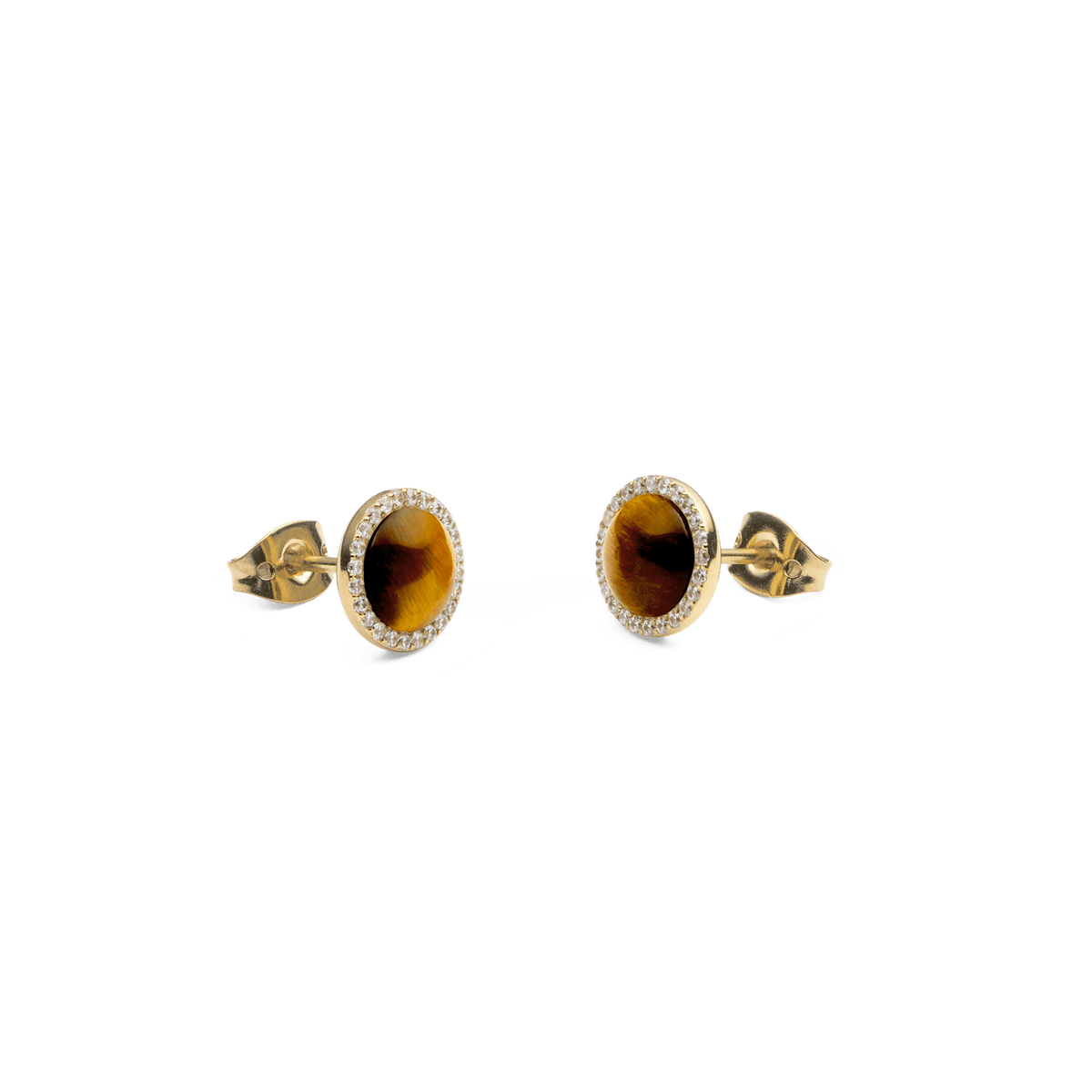 タイガーアイのグラデーションが美しいAudrey Earrings Tiger Eye Goldのペアを斜めから撮影した画像です。キャメルからブラウンへと変化する縞模様と、ホワイトキュービックジルコニアの繊細な輝き、バタフライキャッチのディテールが確認できます。