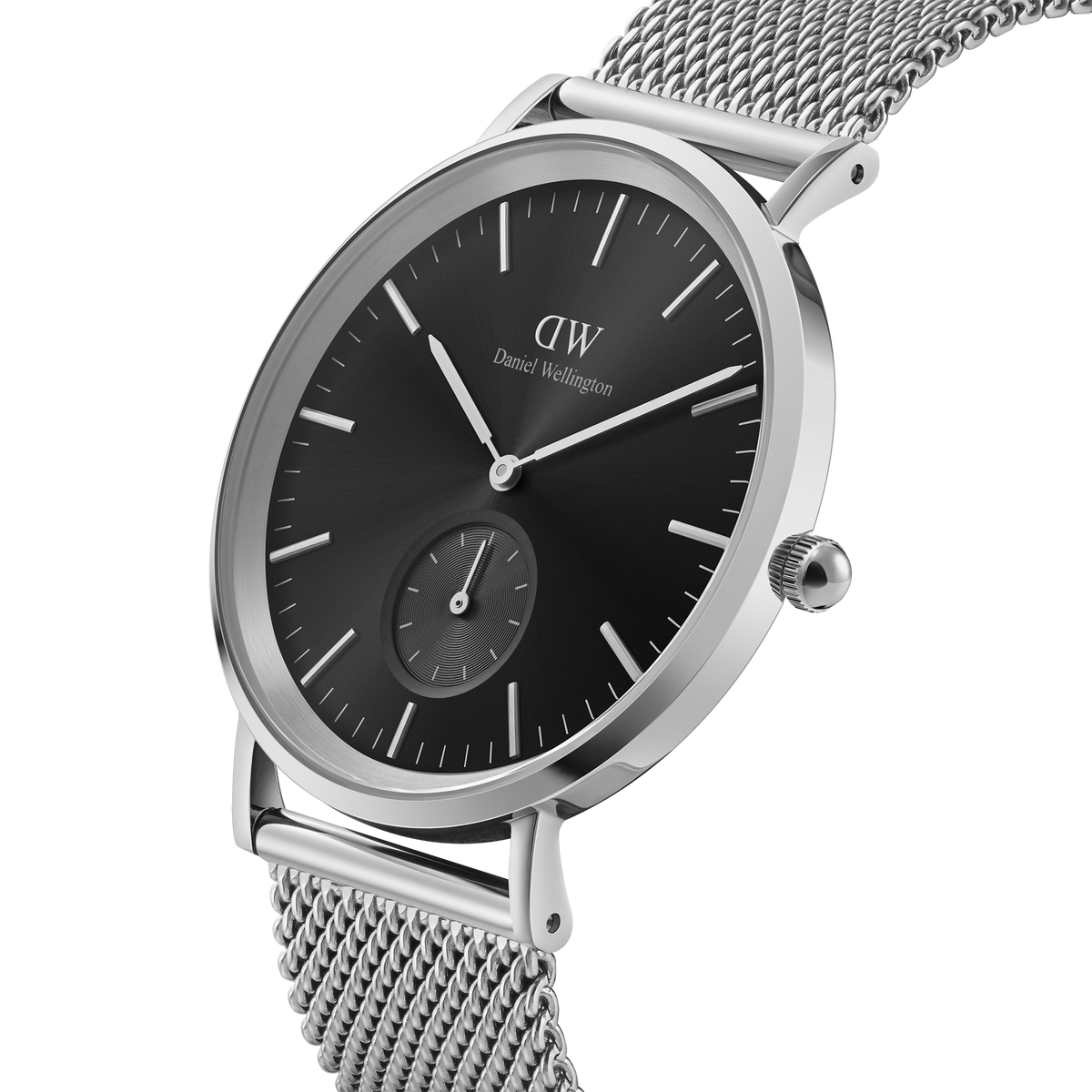 Classic Multi-Eye Sterling Onyxを斜めから捉えたクローズアップ画像。サンレイ仕上げのブラックダイヤルに浮かぶギョーシェ模様のスモールセコンド、シルバーのバーインデックスとポリッシュ加工のケースの質感が際立つアングルです。