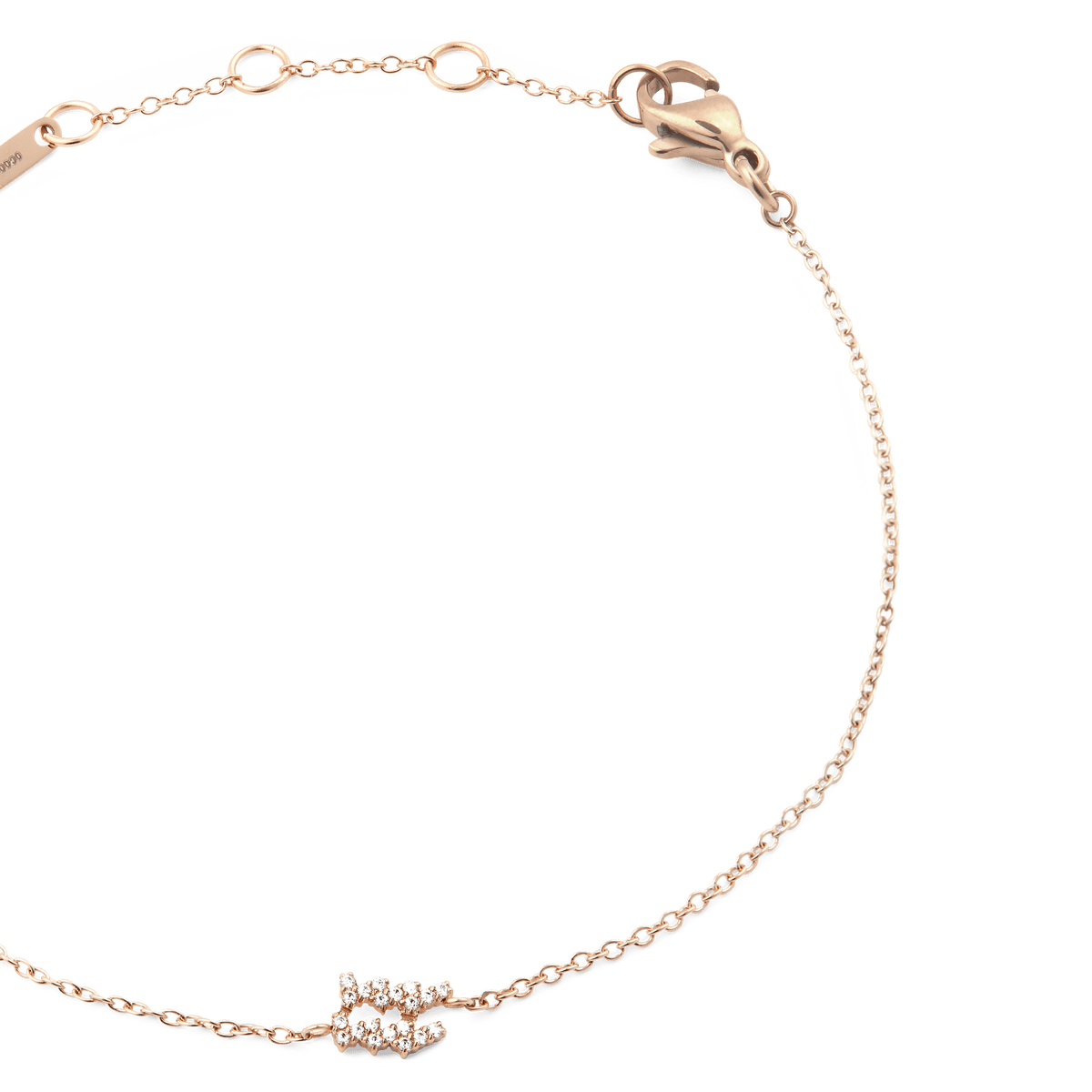 かに座モチーフのCrystal Zodiac Chain Bracelet Rose Goldを斜めから撮影した接写画像です。ローズゴールドのチェーンが優雅な弧を描き、爪留めされたクリスタルのかに座チャームやロブスタークラスプの質感が細部まで確認できます。